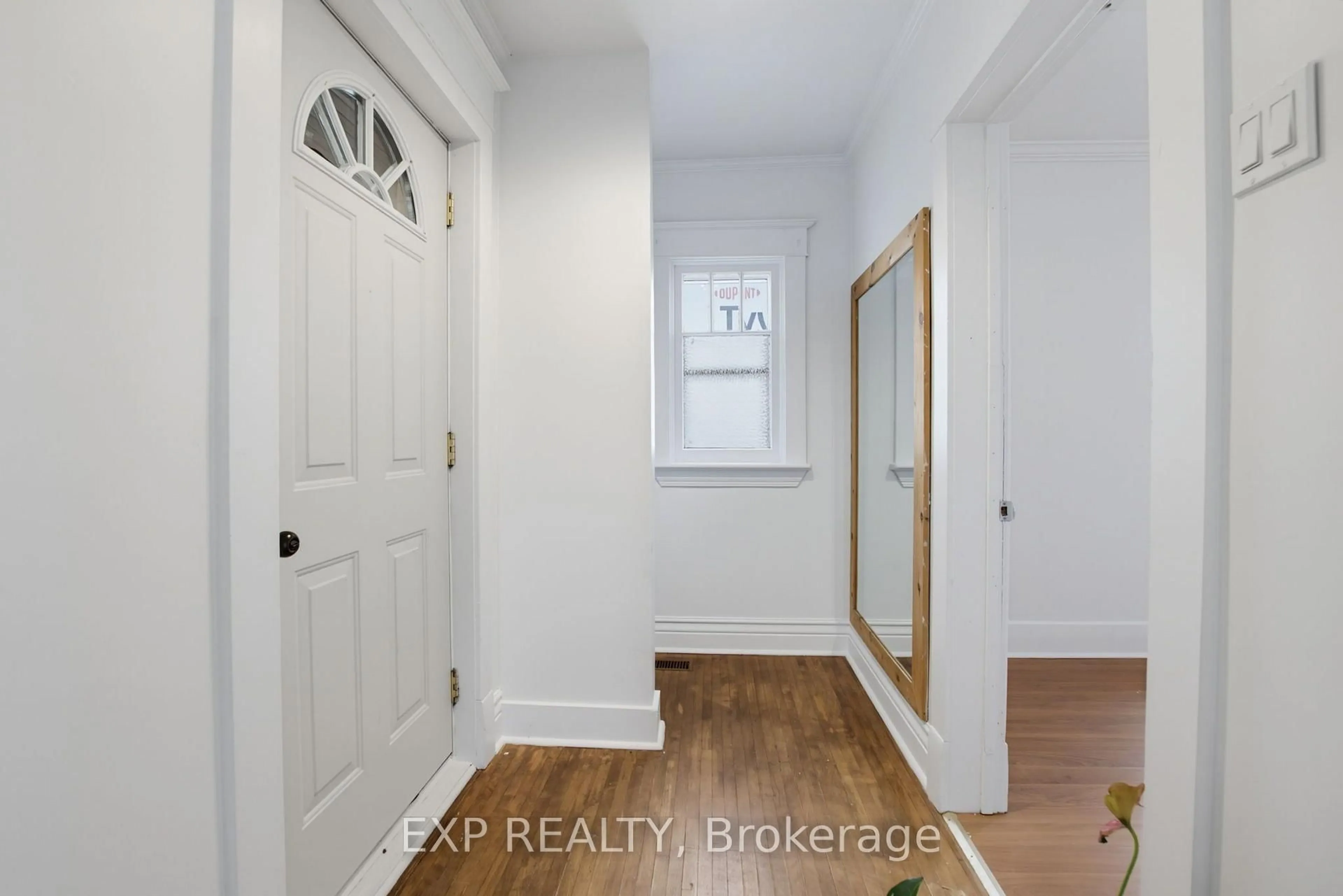 Indoor entryway for 20 Barrington Ave, London North Ontario N6H 1J9