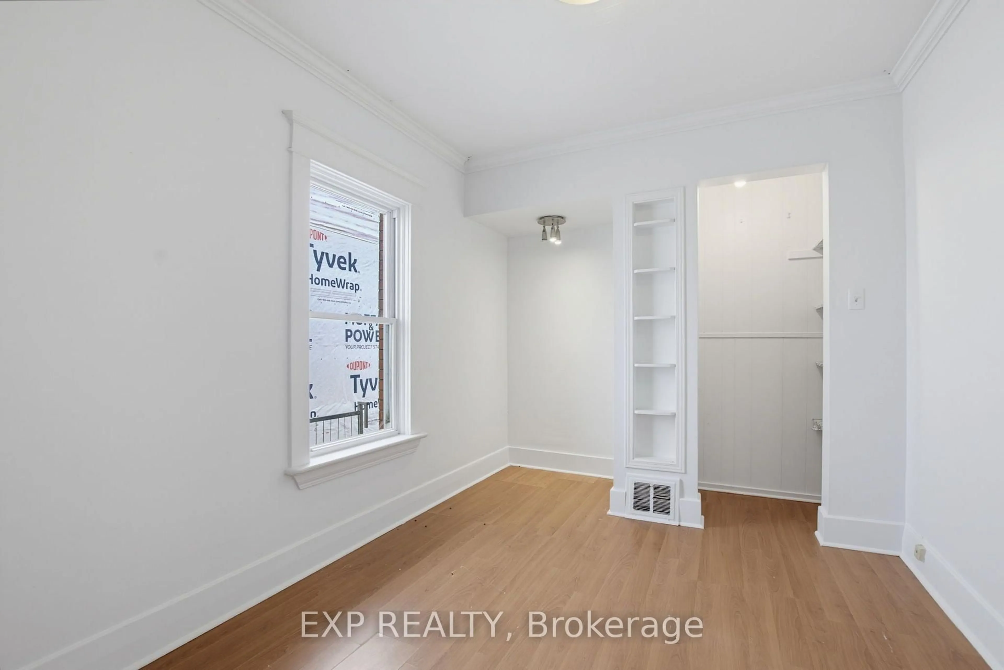 A pic of a room for 20 Barrington Ave, London North Ontario N6H 1J9