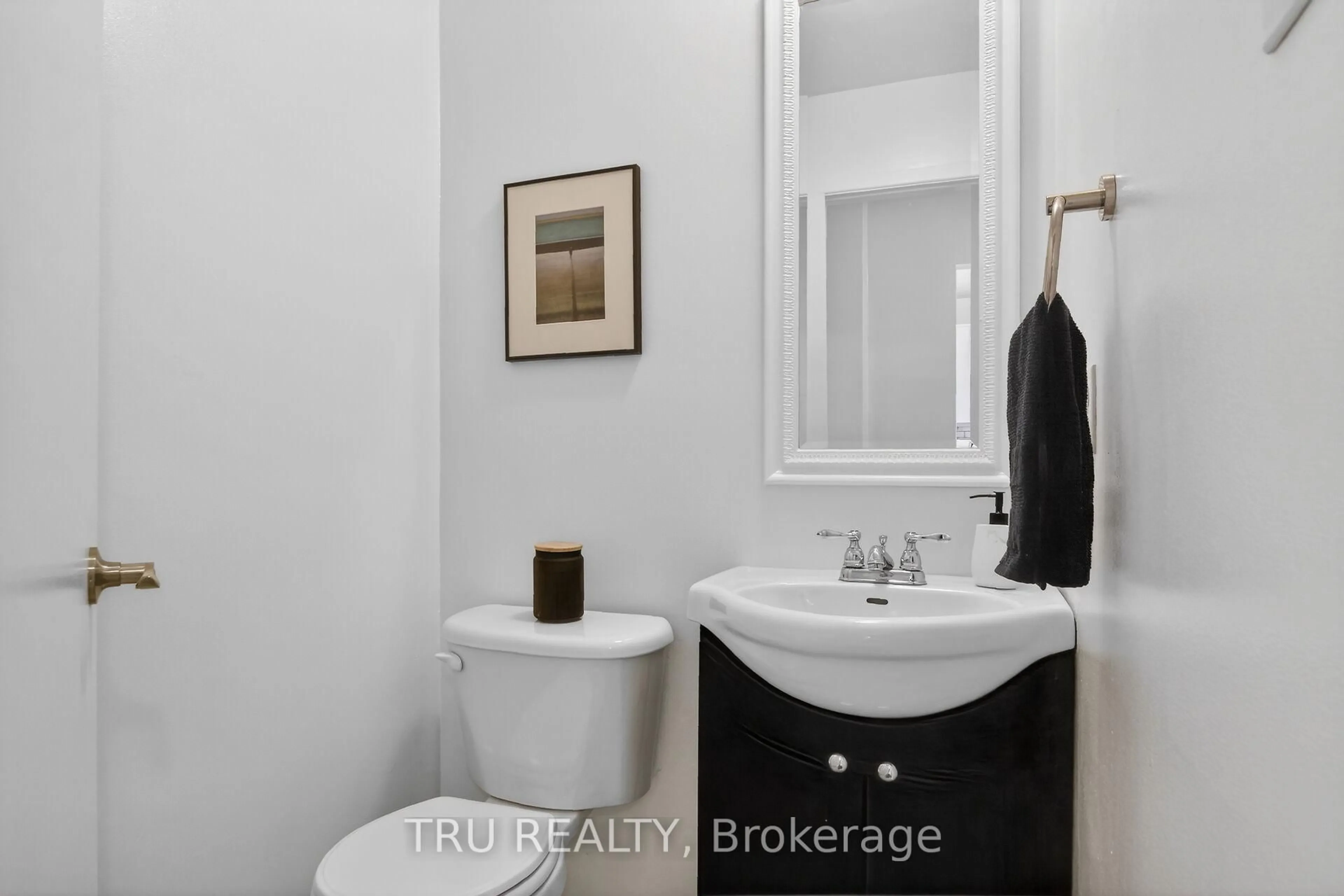 Standard bathroom, ceramic/tile floor for 16-164 BARROW Cres, Ottawa Ontario K2L 2J1