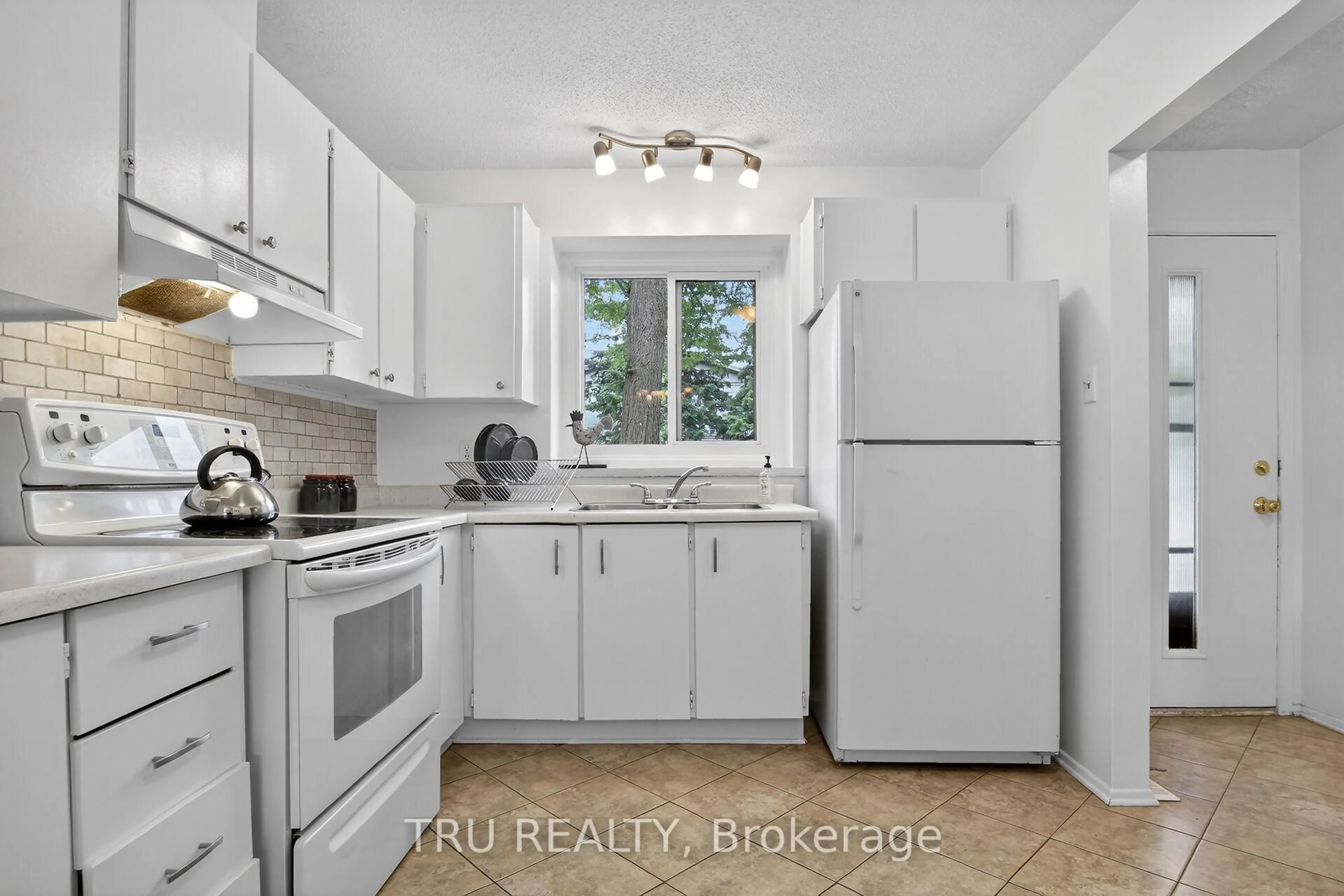 Standard kitchen, ceramic/tile floor for 16-164 BARROW Cres, Ottawa Ontario K2L 2J1