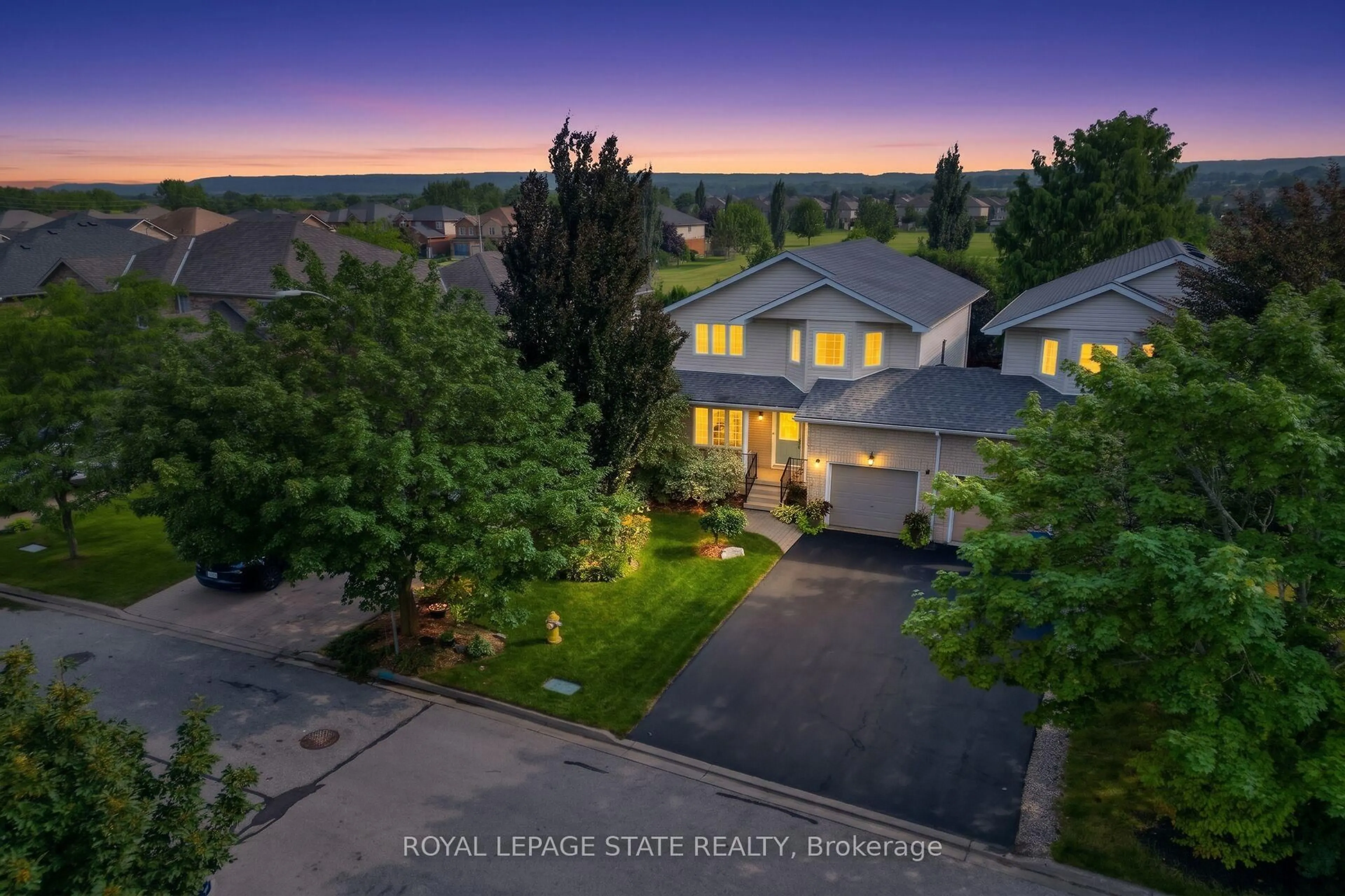 A pic from outside/outdoor area/front of a property/back of a property/a pic from drone, street for 4480 Weltman Way, Lincoln Ontario L0R 1B9