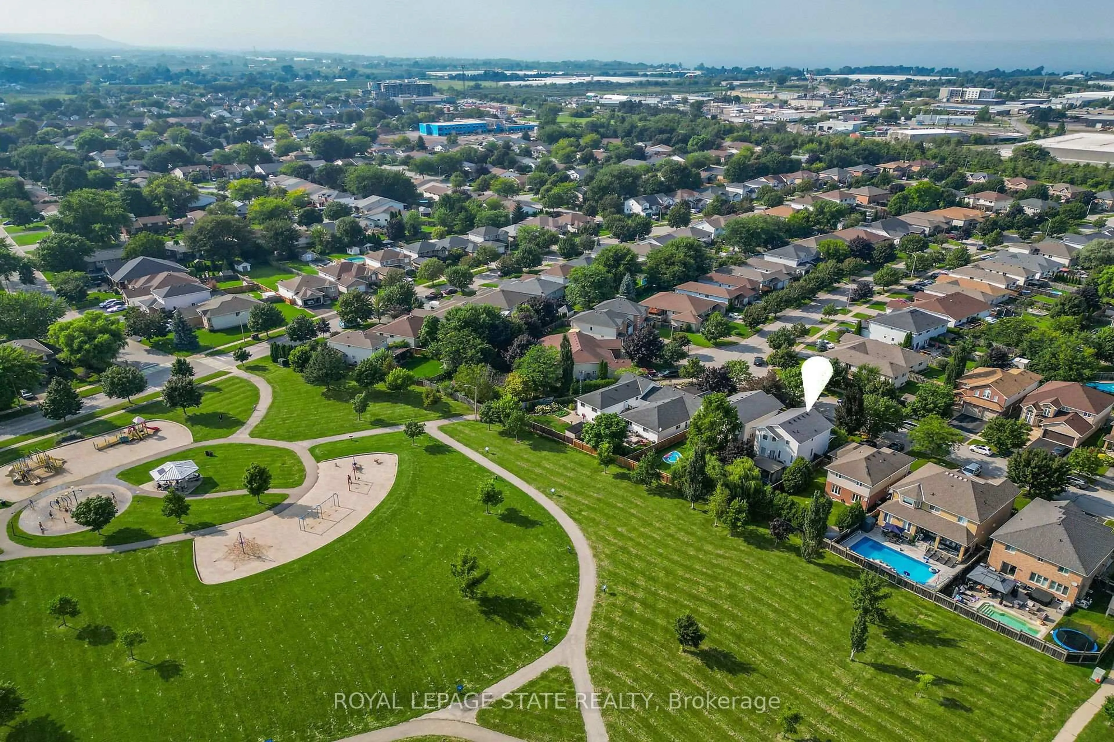 A pic from outside/outdoor area/front of a property/back of a property/a pic from drone, street for 4480 Weltman Way, Lincoln Ontario L0R 1B9