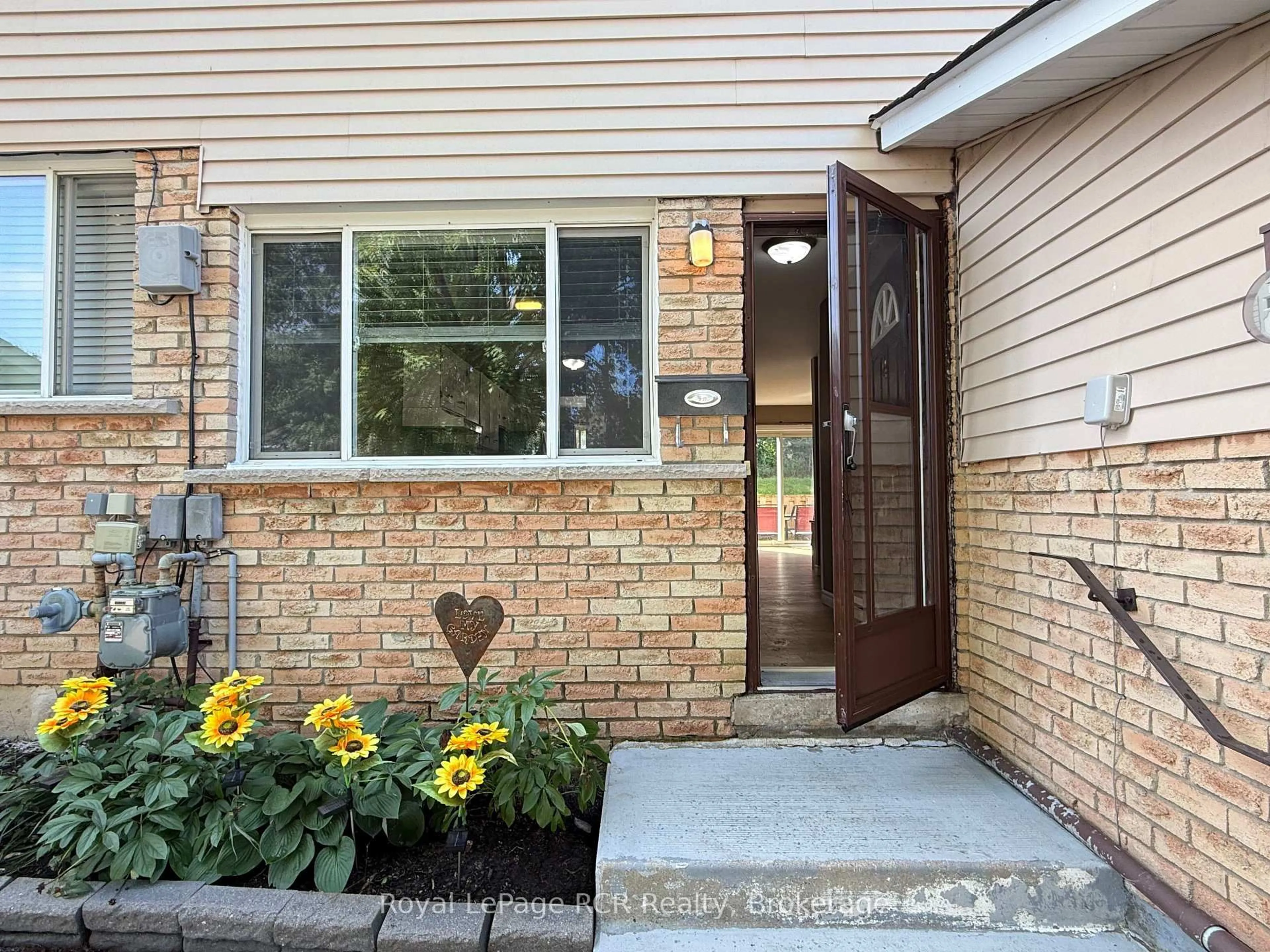 Indoor entryway for 74 Laurie Cres, Owen Sound Ontario N4K 6C3