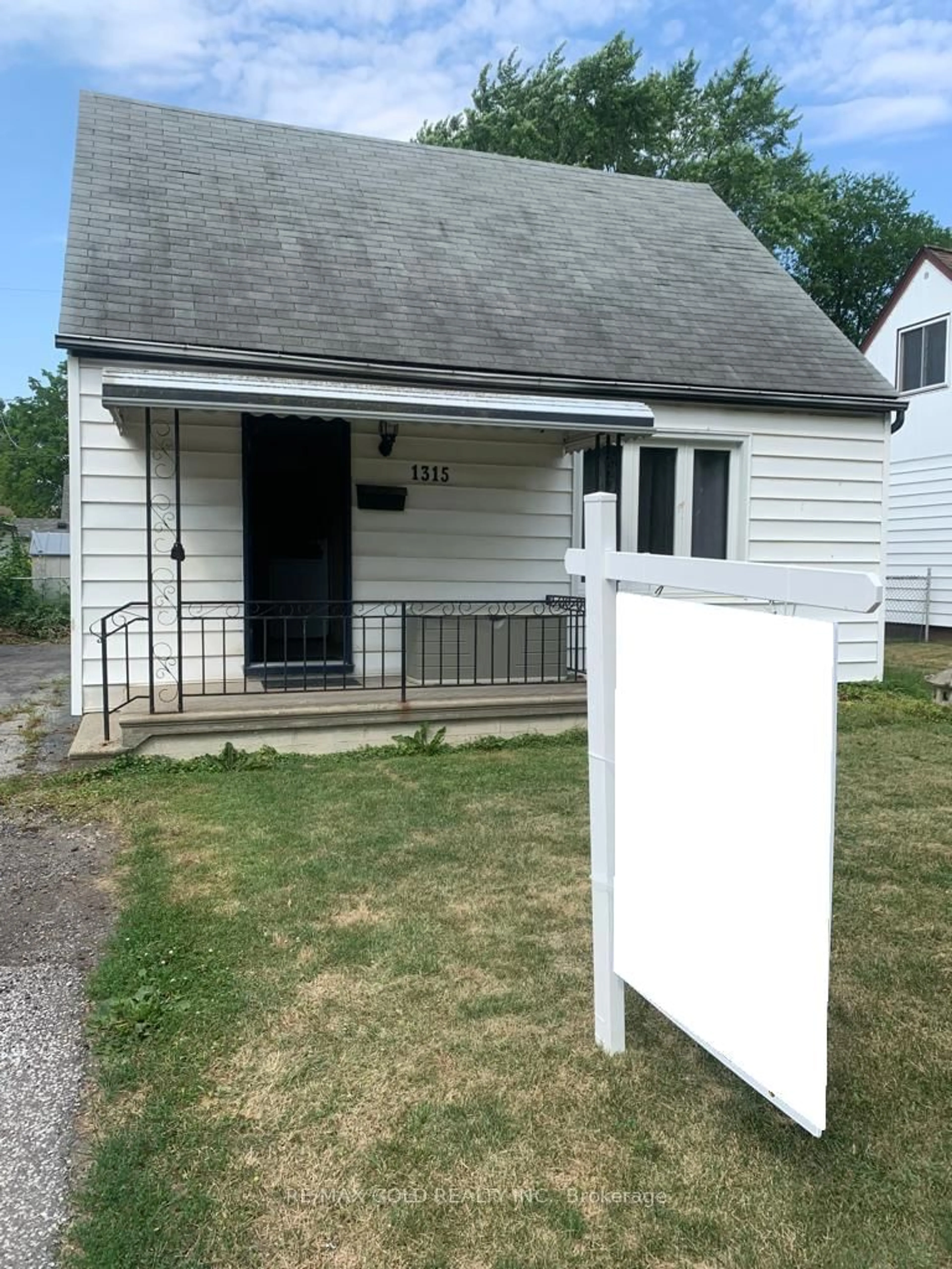 Home with vinyl exterior material, street for 1315 Partington Ave, Windsor Ontario N9B 2P5