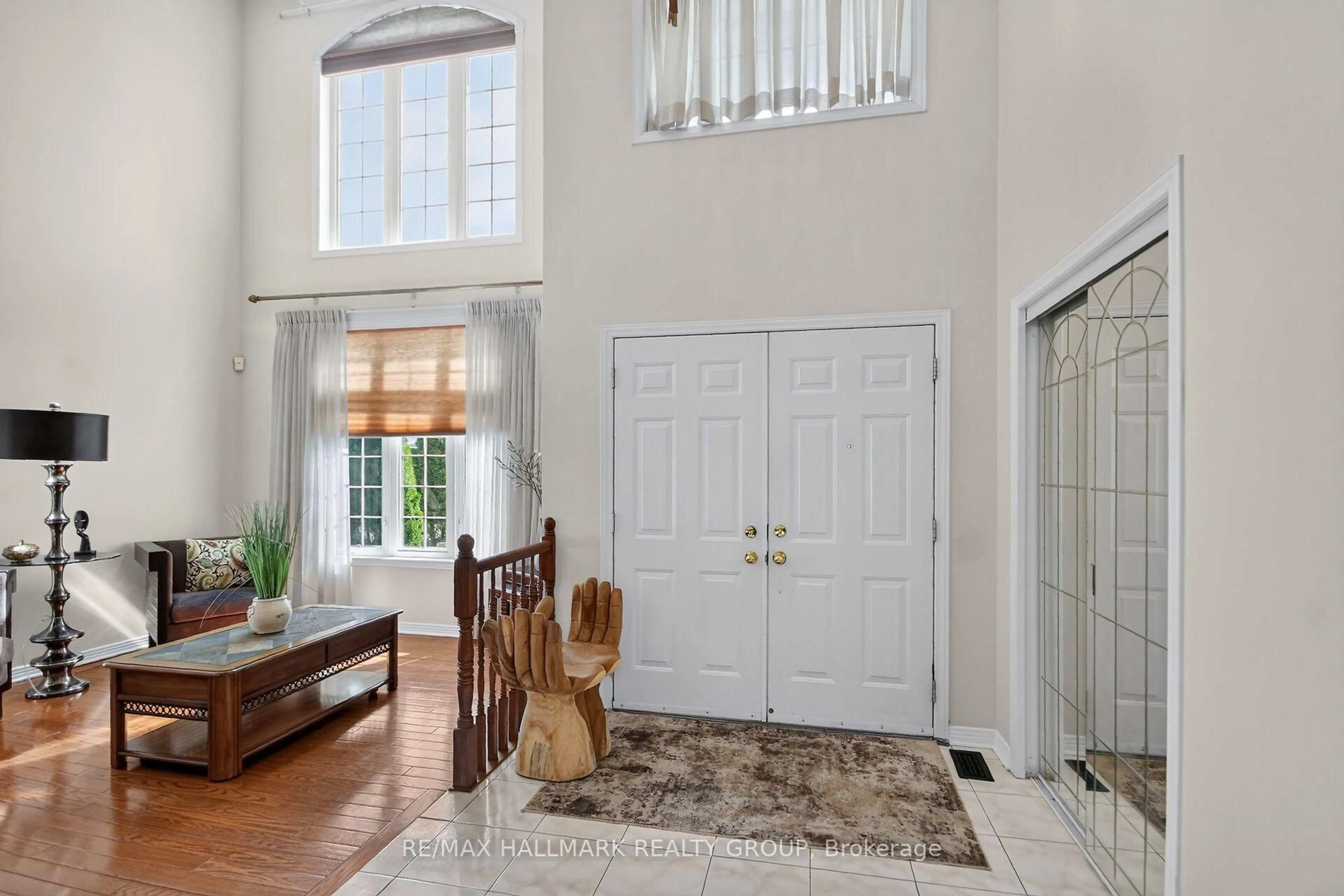 Indoor entryway for 11 Taj Crt, Ottawa Ontario K1G 5K6