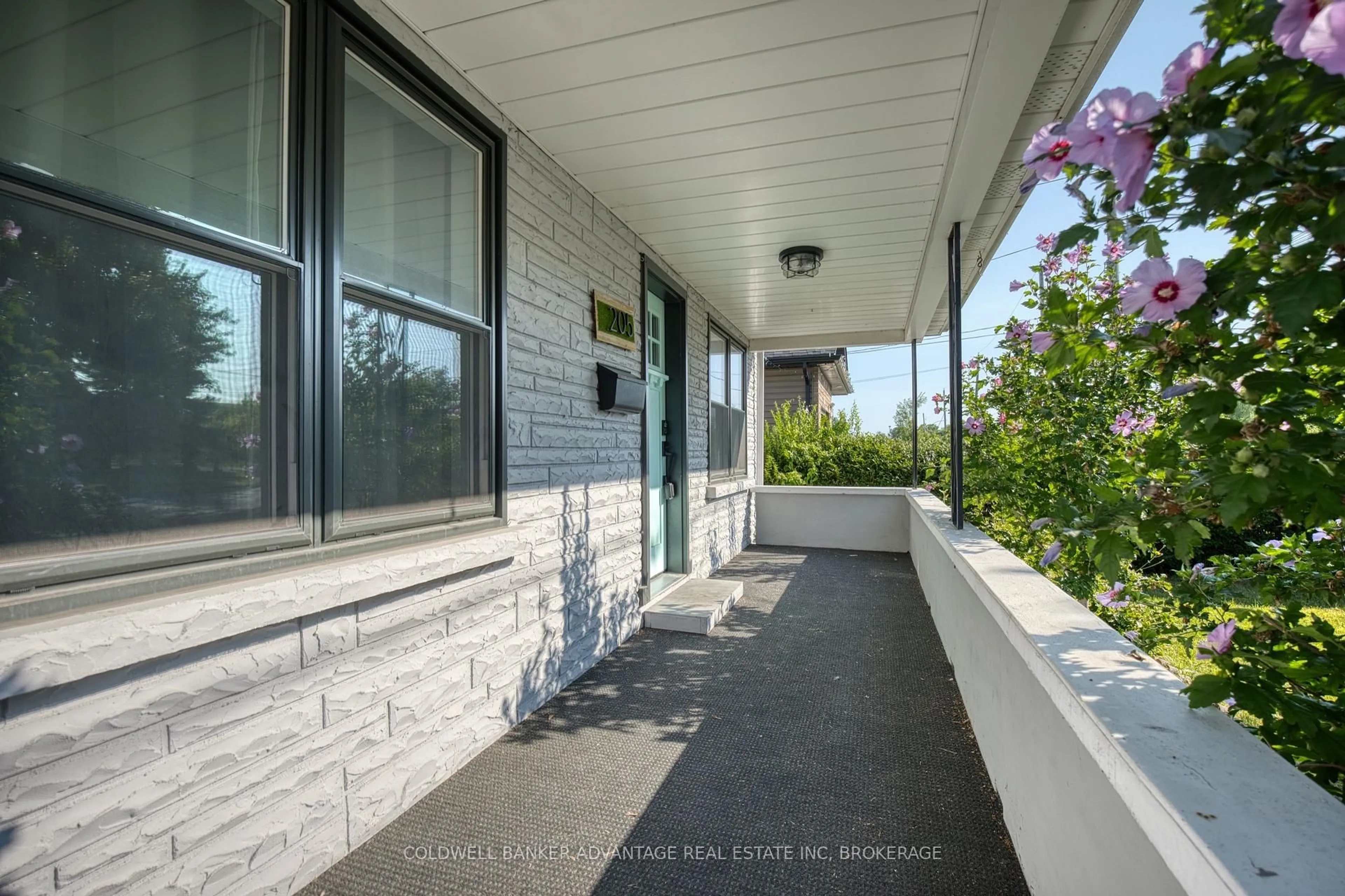 Patio, street for 205 Ross St, Welland Ontario L3B 2N4
