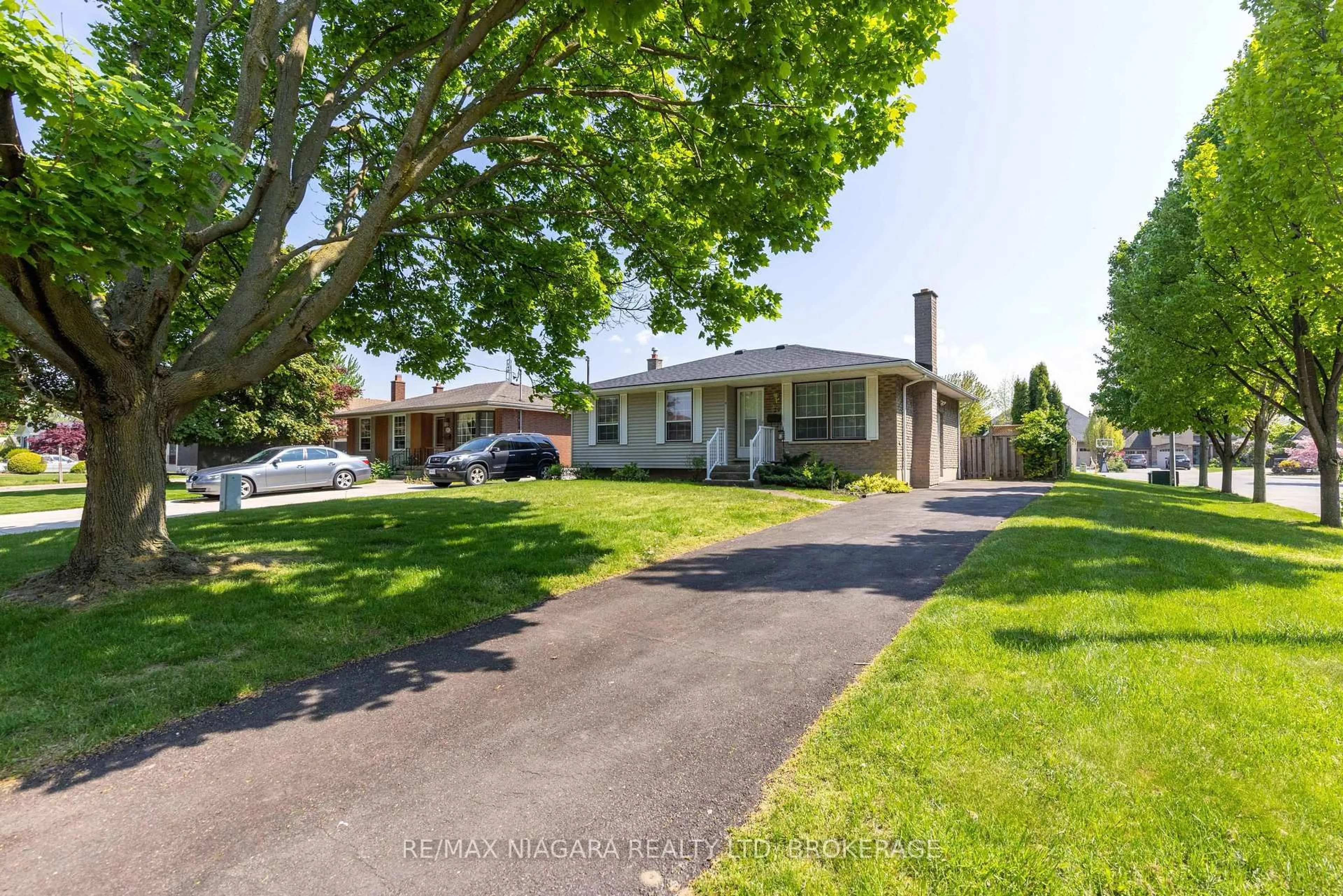 A pic from outside/outdoor area/front of a property/back of a property/a pic from drone, street for 29 Granada Dr, St. Catharines Ontario L2N 2S4