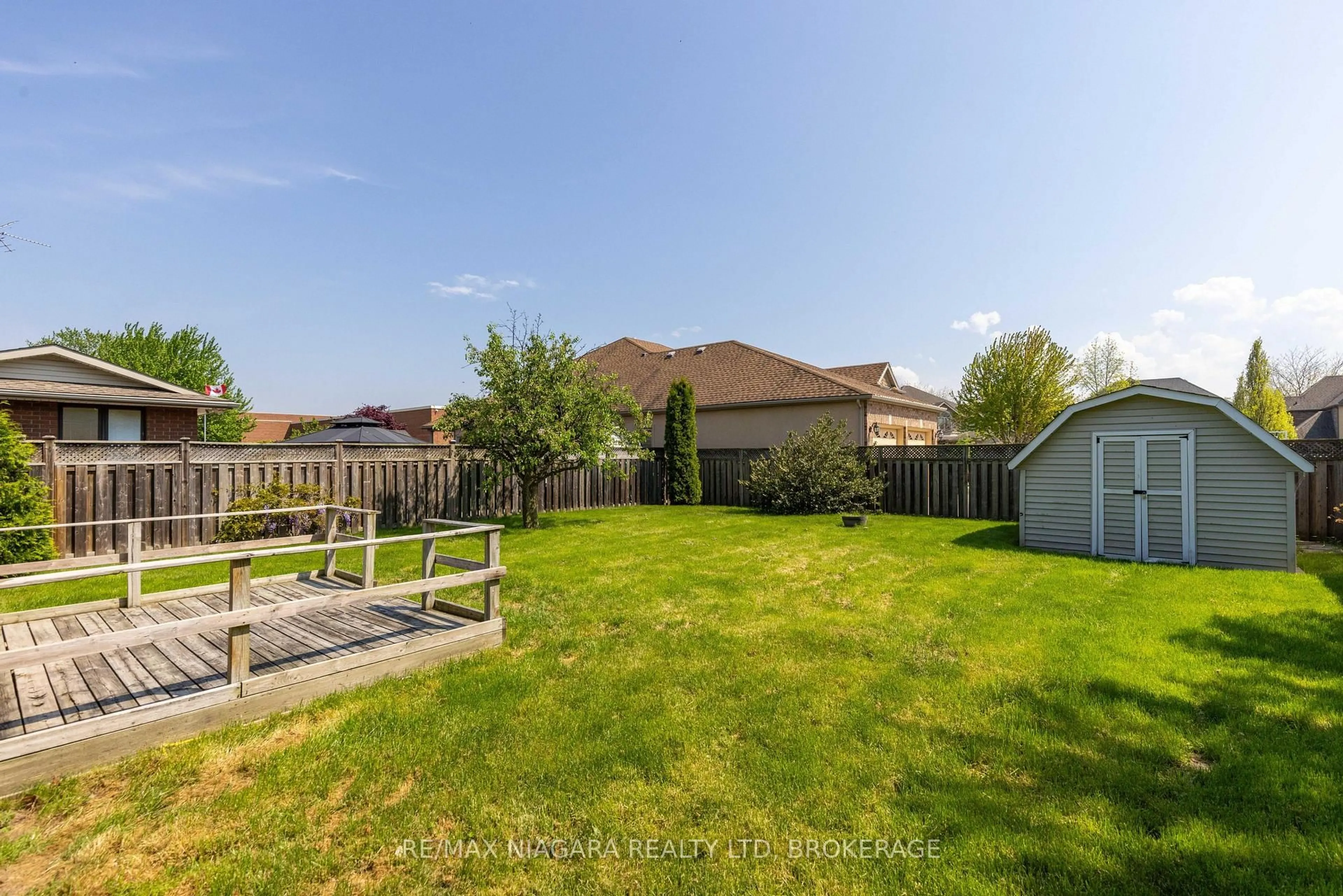A pic from outside/outdoor area/front of a property/back of a property/a pic from drone, unknown for 29 Granada Dr, St. Catharines Ontario L2N 2S4