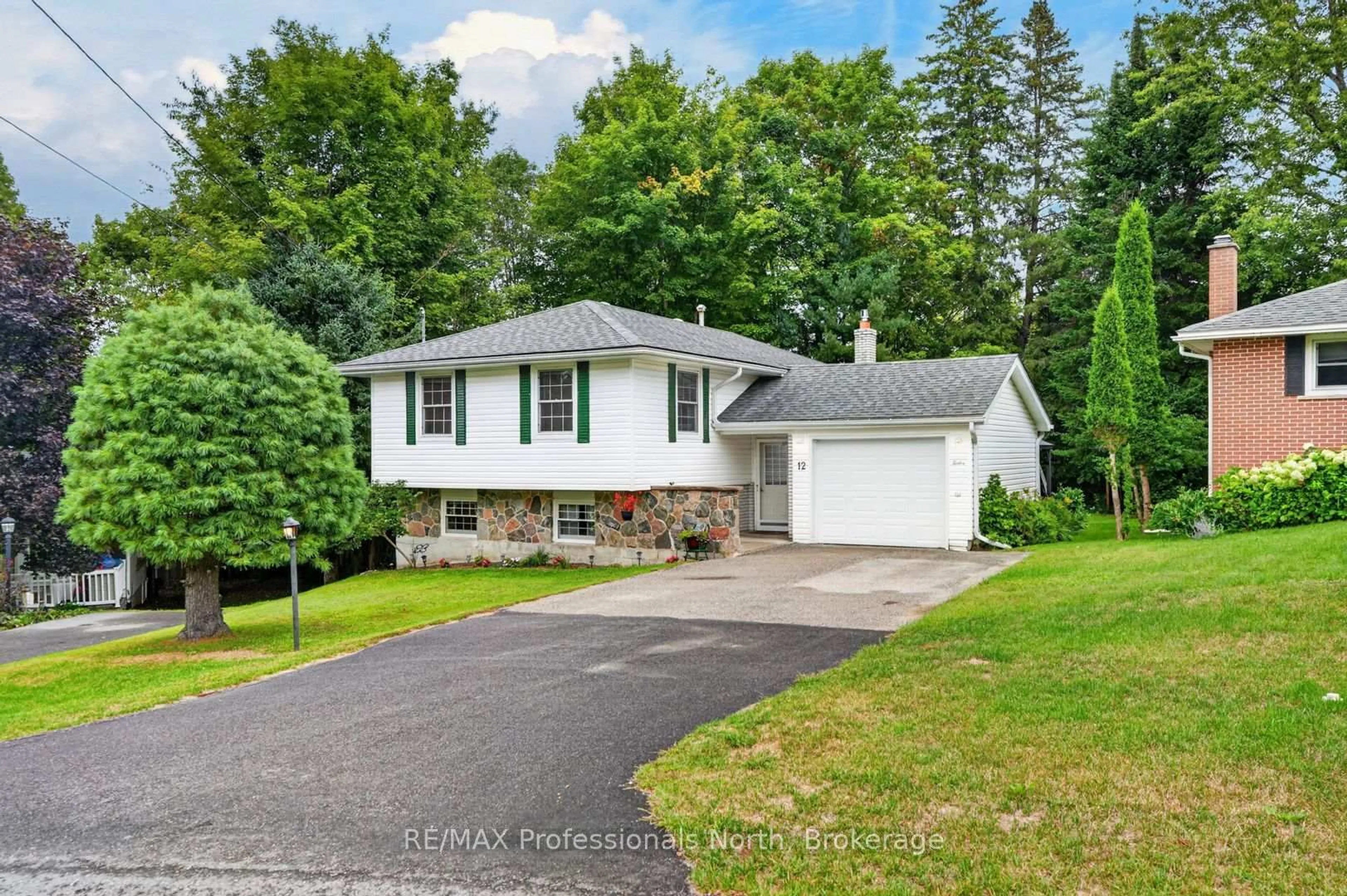 Home with vinyl exterior material, street for 12 Anthony Crt, Huntsville Ontario P1H 1T2