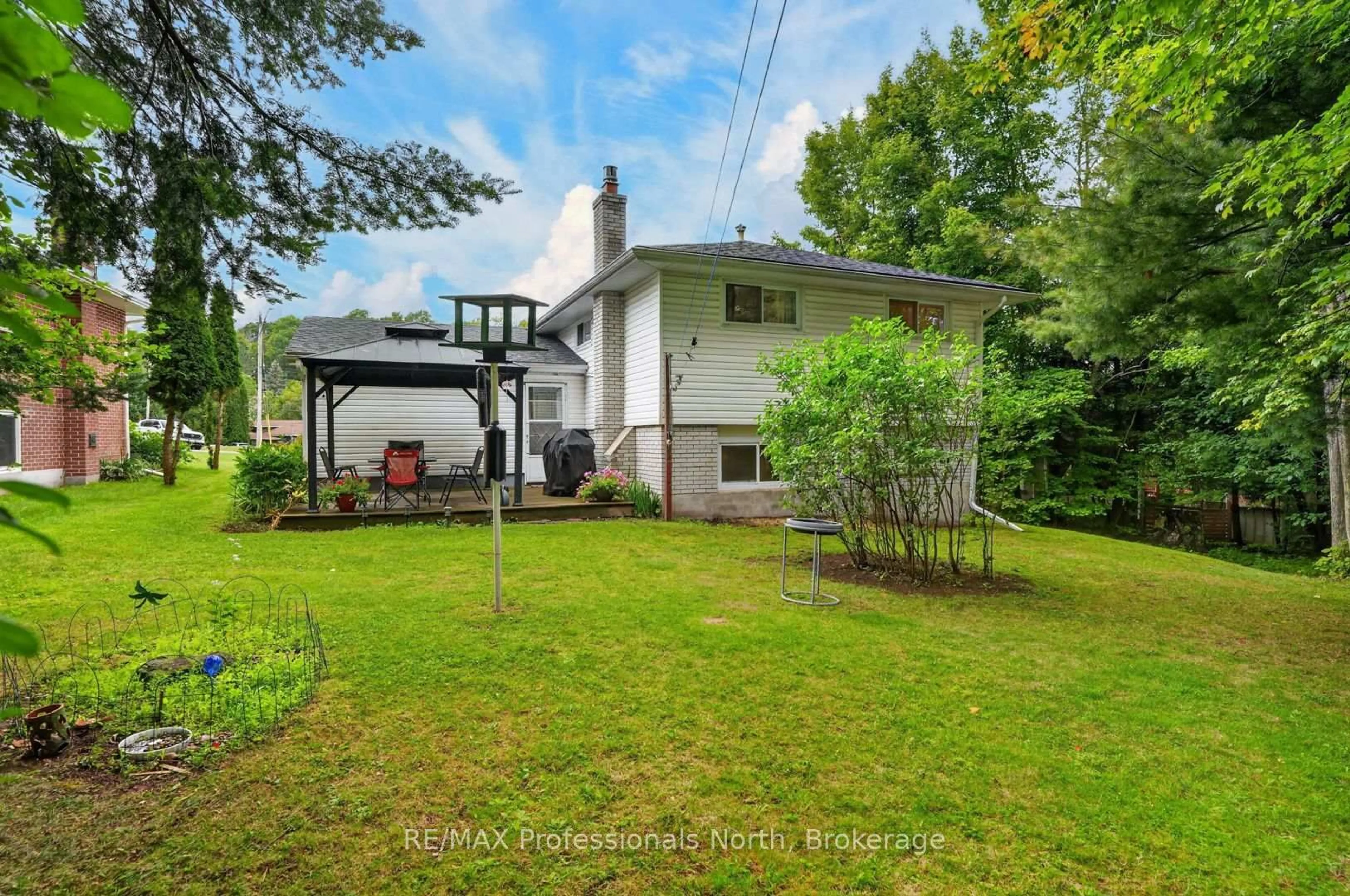 A pic from outside/outdoor area/front of a property/back of a property/a pic from drone, unknown for 12 Anthony Crt, Huntsville Ontario P1H 1T2