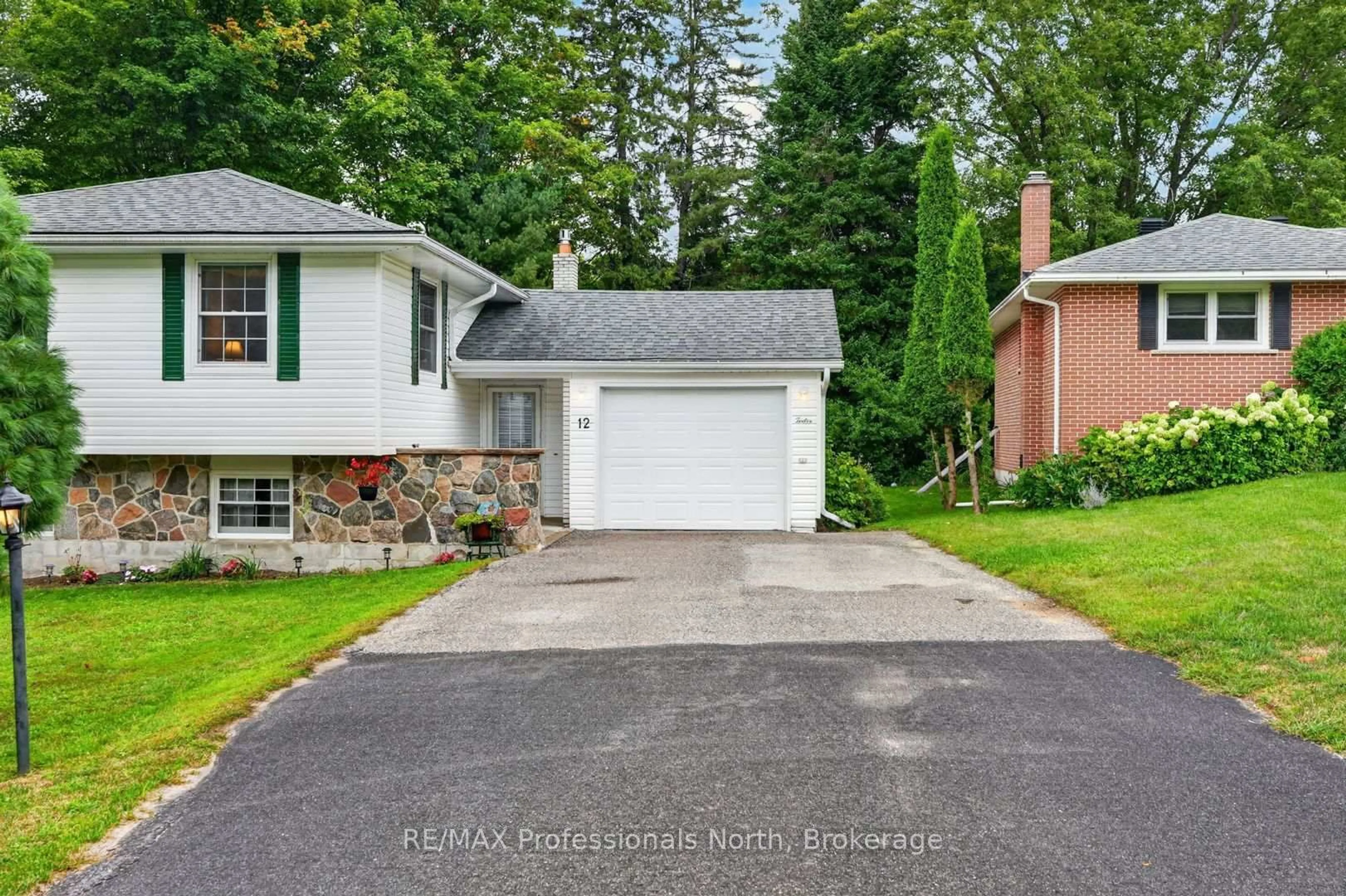 Home with vinyl exterior material, street for 12 Anthony Crt, Huntsville Ontario P1H 1T2
