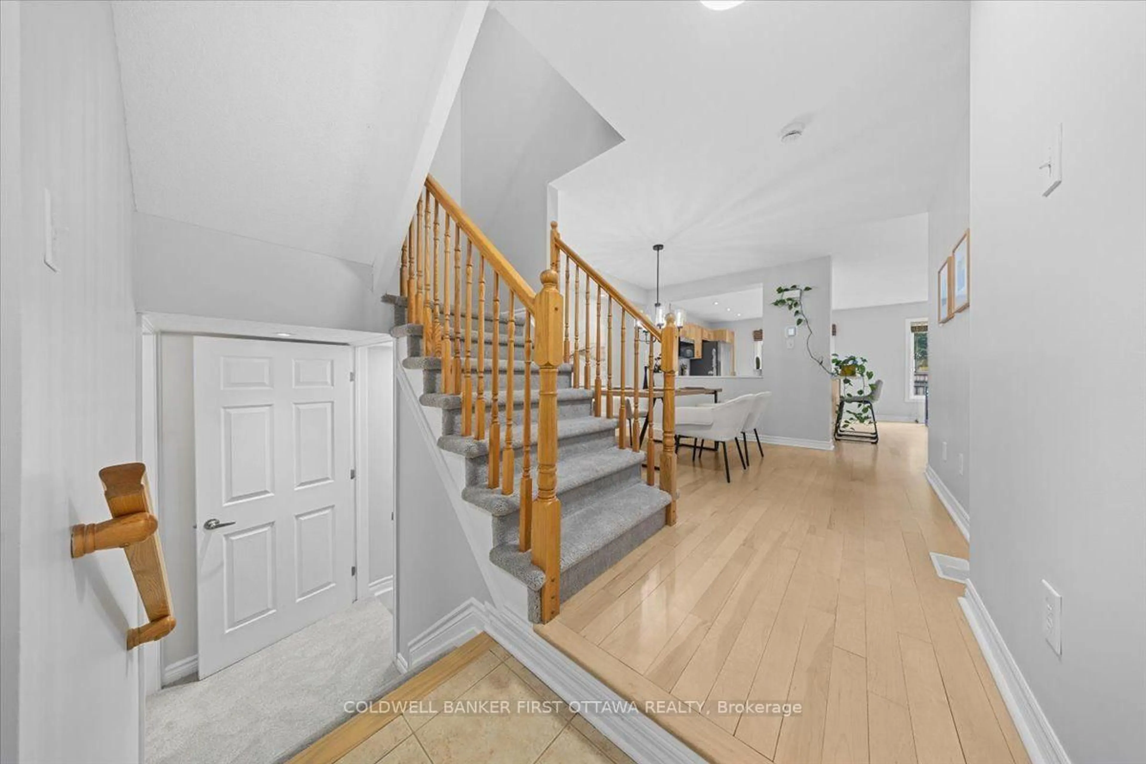 Indoor foyer for 1793 Maple Grove Rd, Ottawa Ontario K2S 0M4