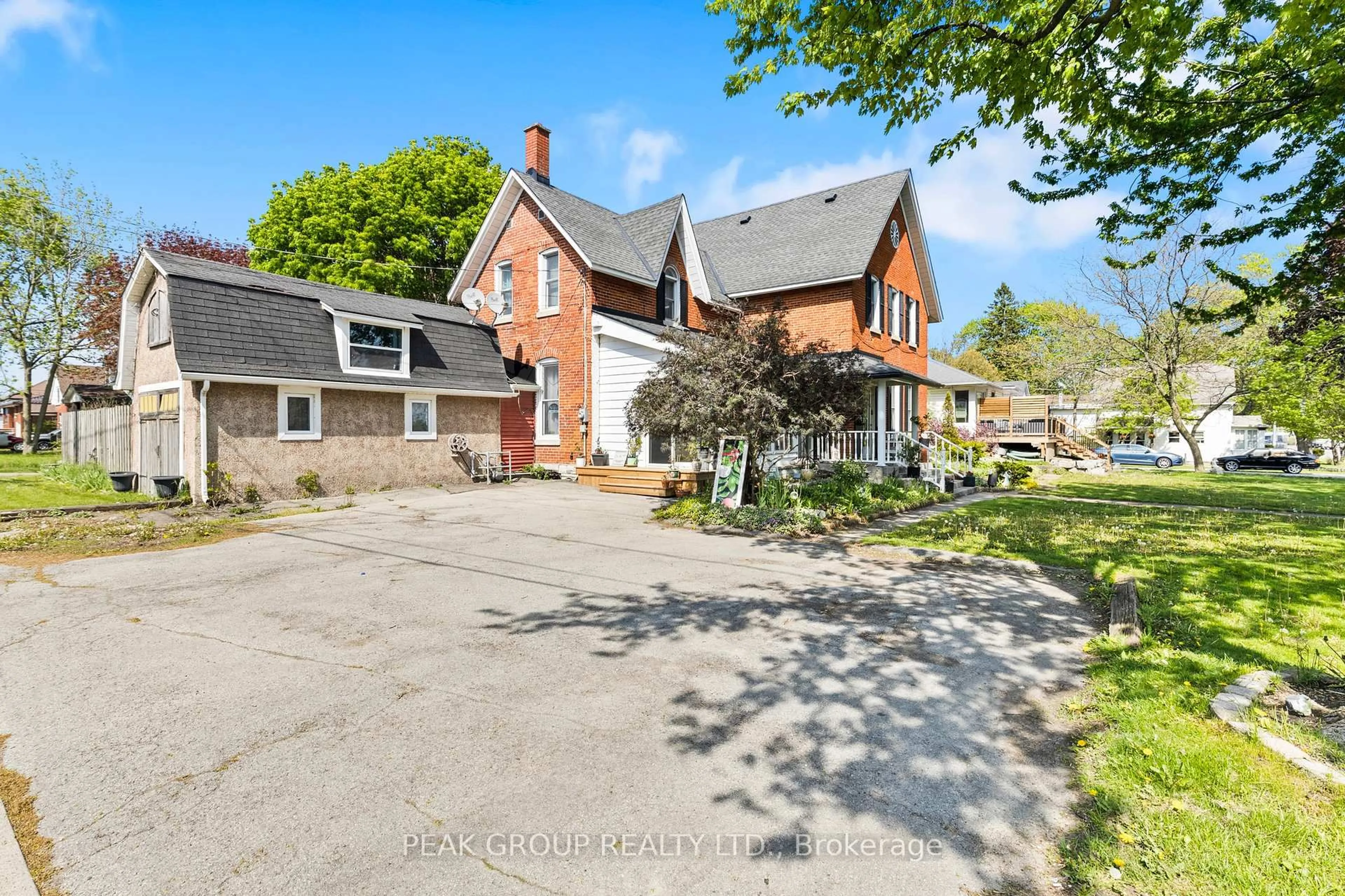 A pic from outside/outdoor area/front of a property/back of a property/a pic from drone, street for 171 Killaly St, Port Colborne Ontario L3K 3M1
