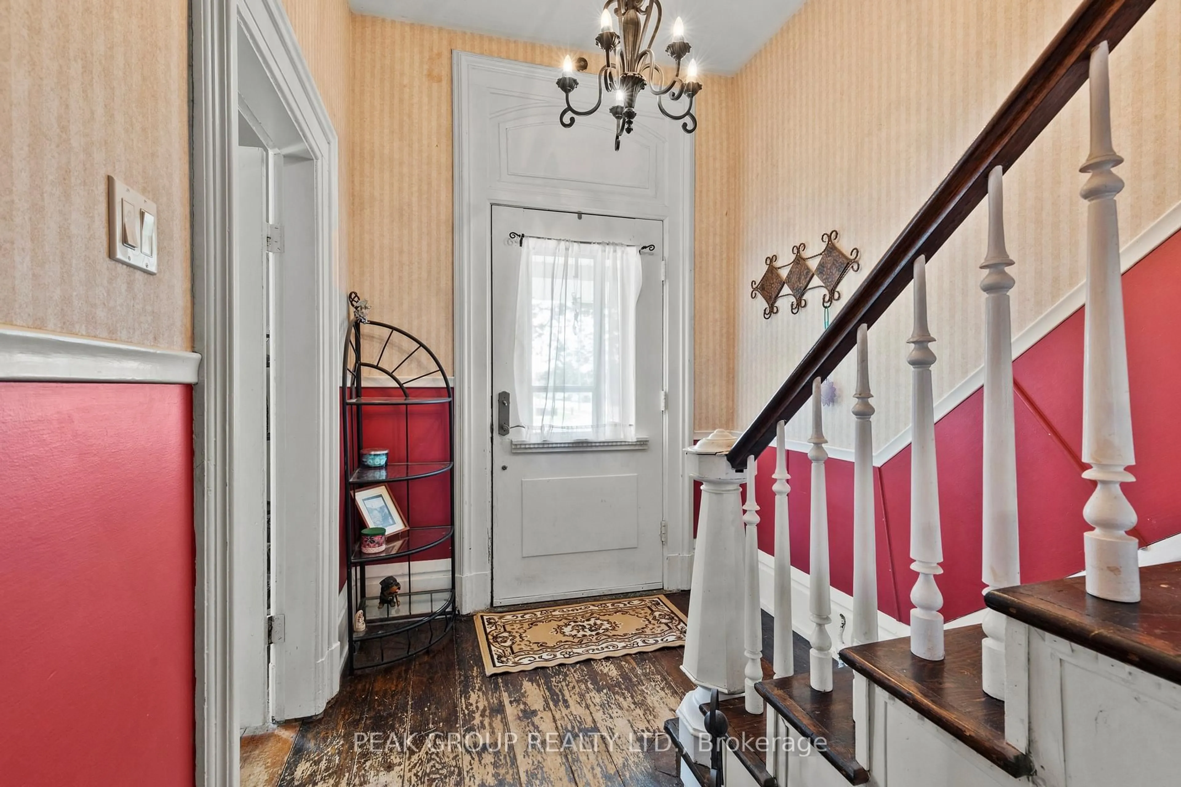 Indoor foyer for 171 Killaly St, Port Colborne Ontario L3K 3M1