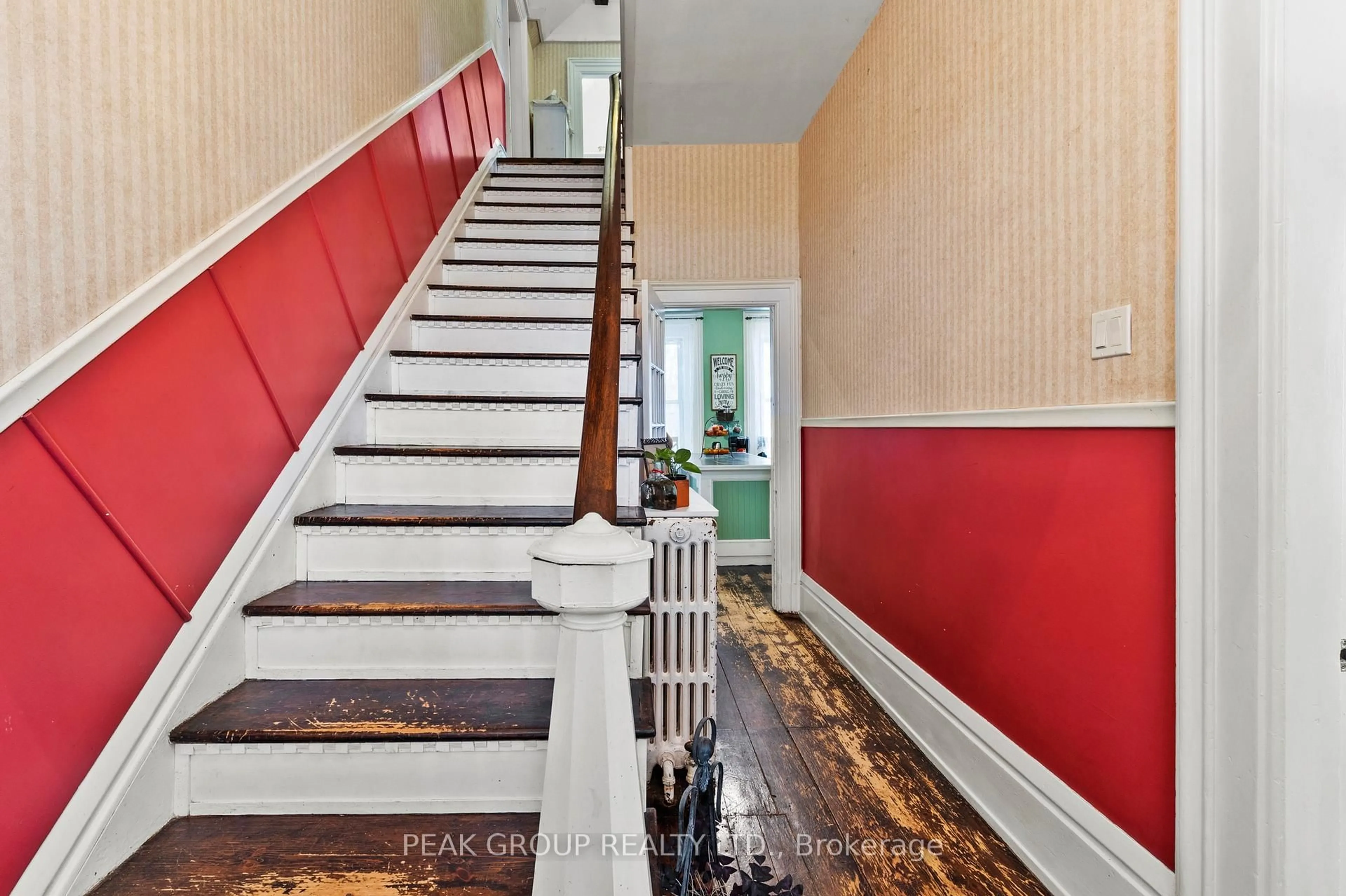 Indoor foyer for 171 Killaly St, Port Colborne Ontario L3K 3M1