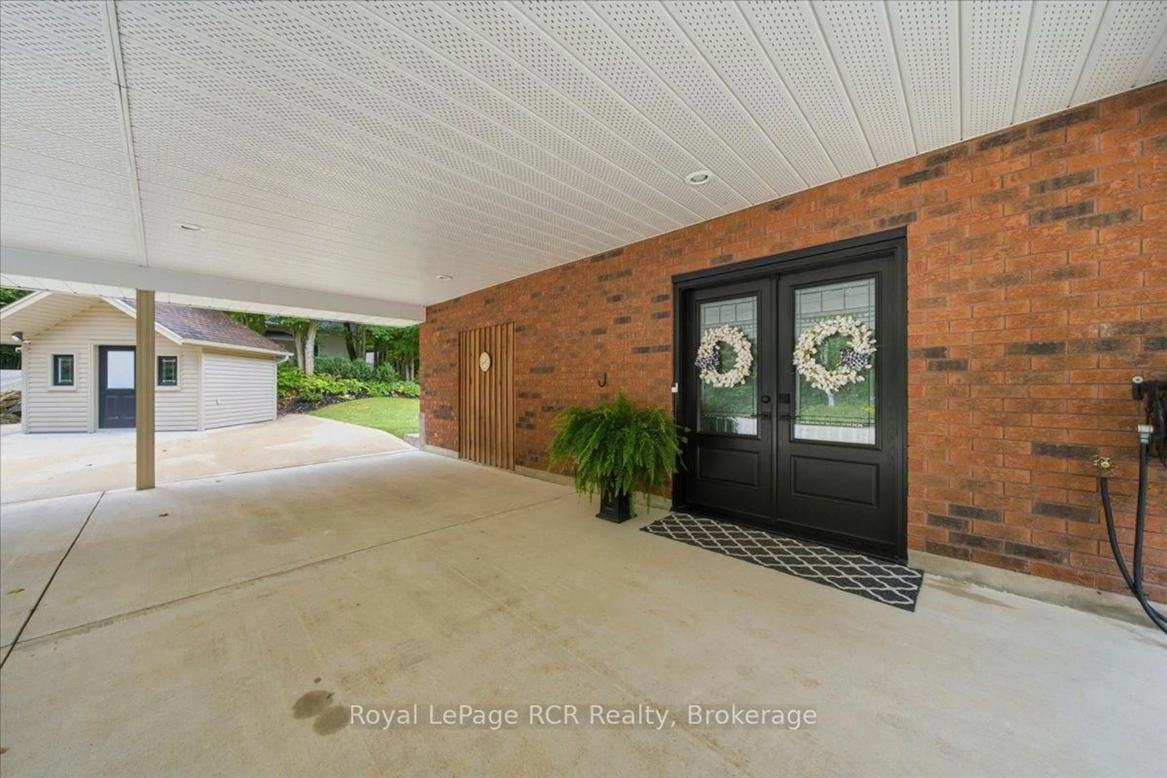 Indoor entryway for 103488 Grey 18 Rd, Meaford Ontario N4K 5N8