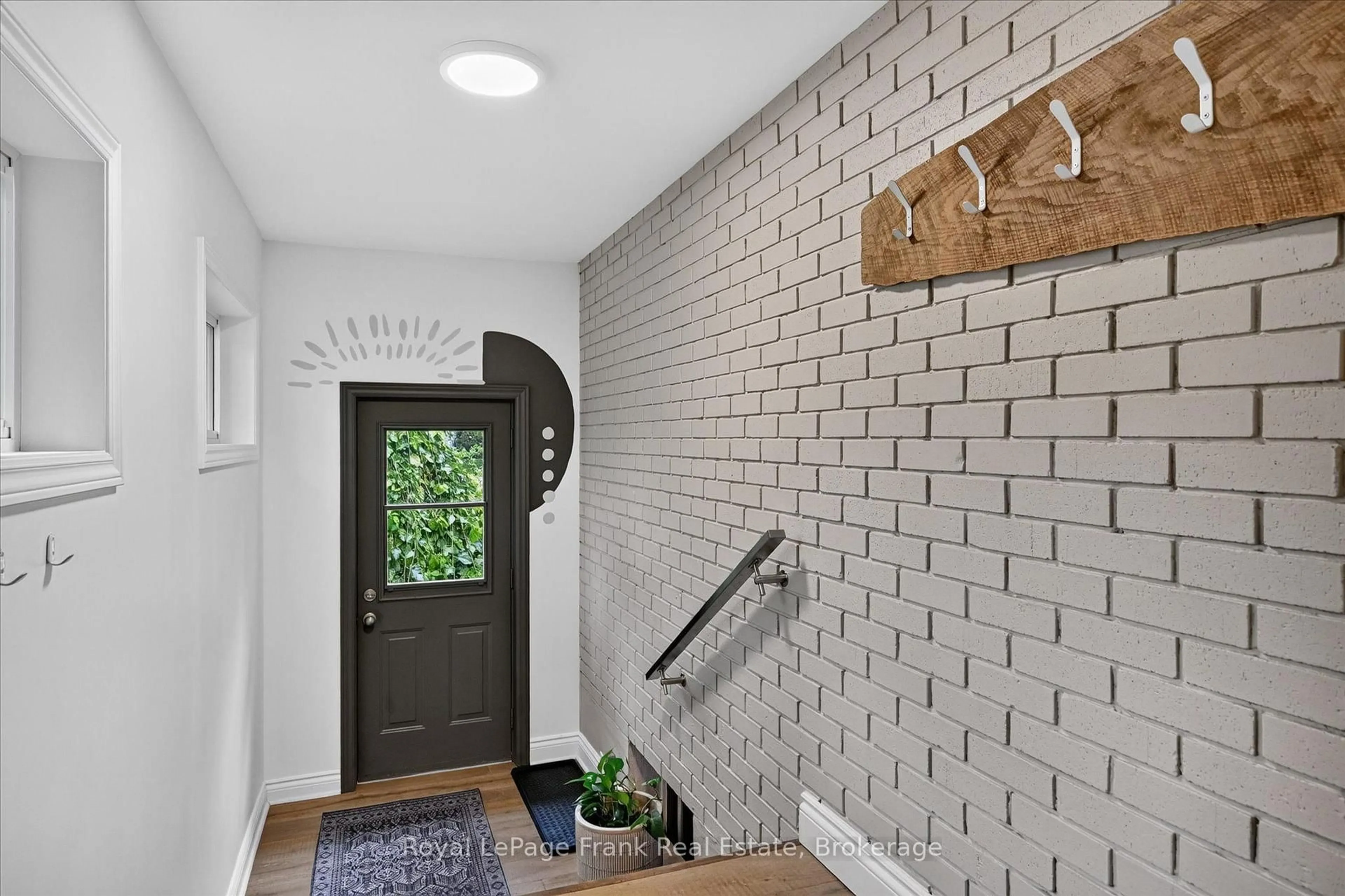 Indoor entryway for 298 Cottonwood Dr, Peterborough Ontario K9J 6N4