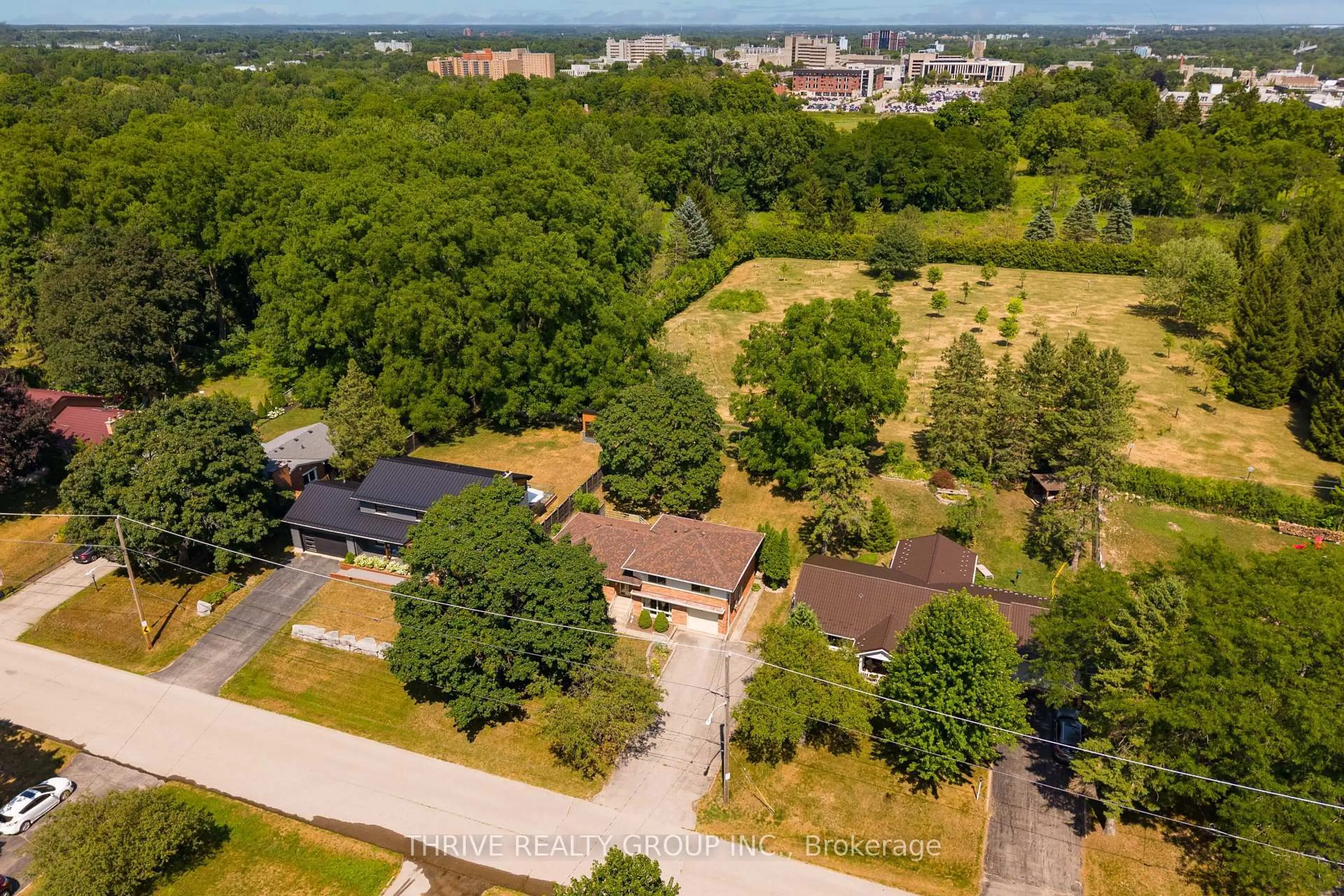A pic from outside/outdoor area/front of a property/back of a property/a pic from drone, unknown for 85 BLOOMFIELD Dr, London North Ontario N6G 1P4