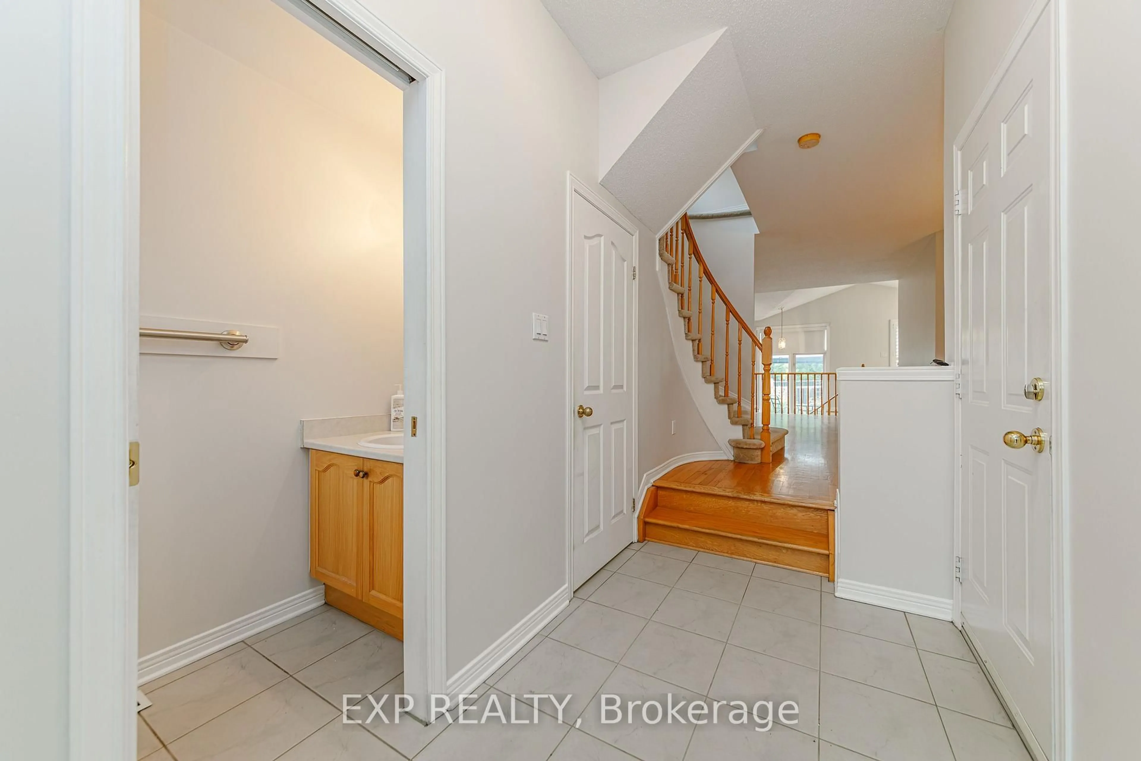 Indoor entryway for 4412 Wildmint Sq, Ottawa Ontario K1V 1N7