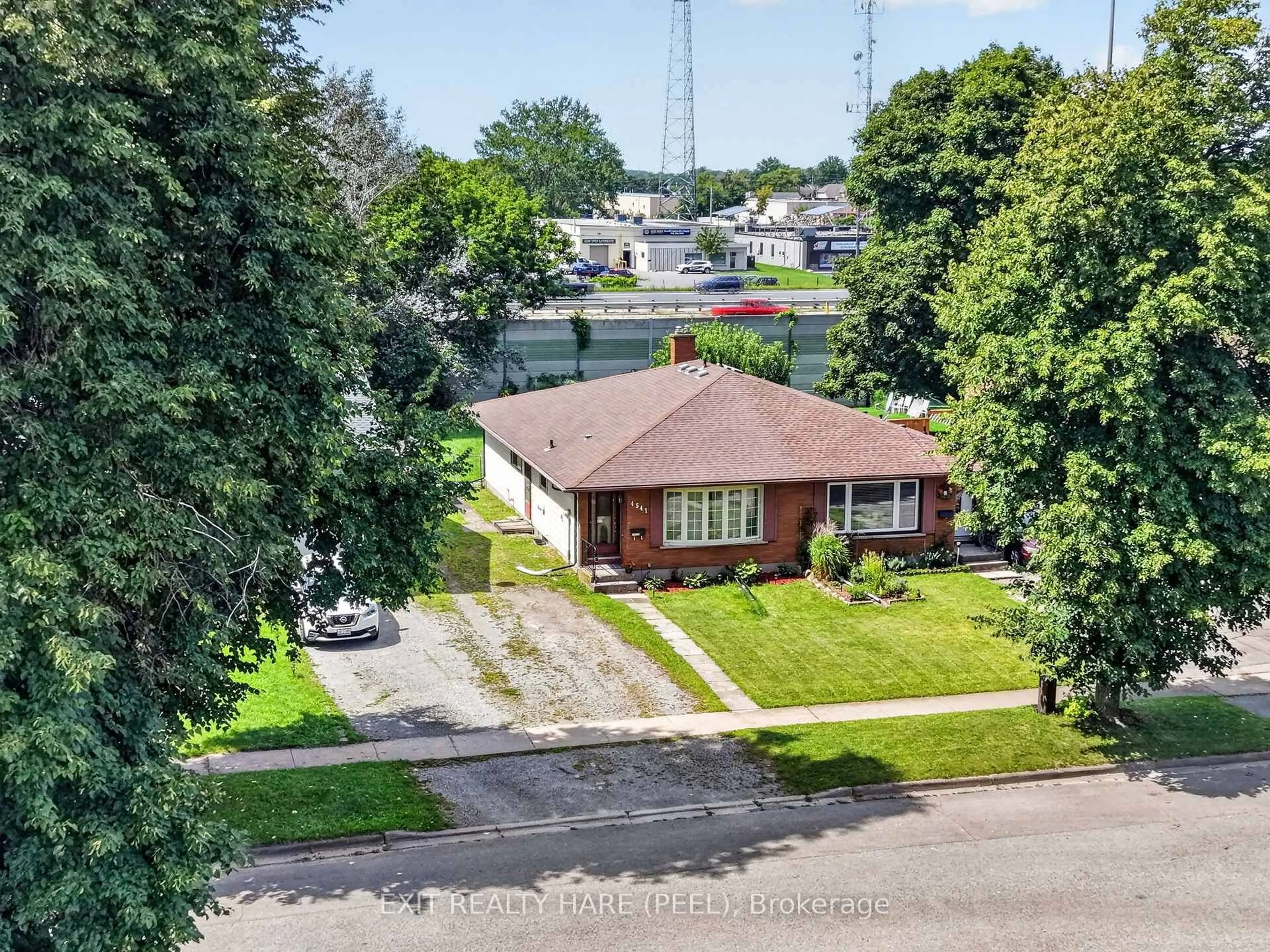 A pic from outside/outdoor area/front of a property/back of a property/a pic from drone, street for 4541 Sussex Drive Dr, Niagara Falls Ontario L2E 6S1