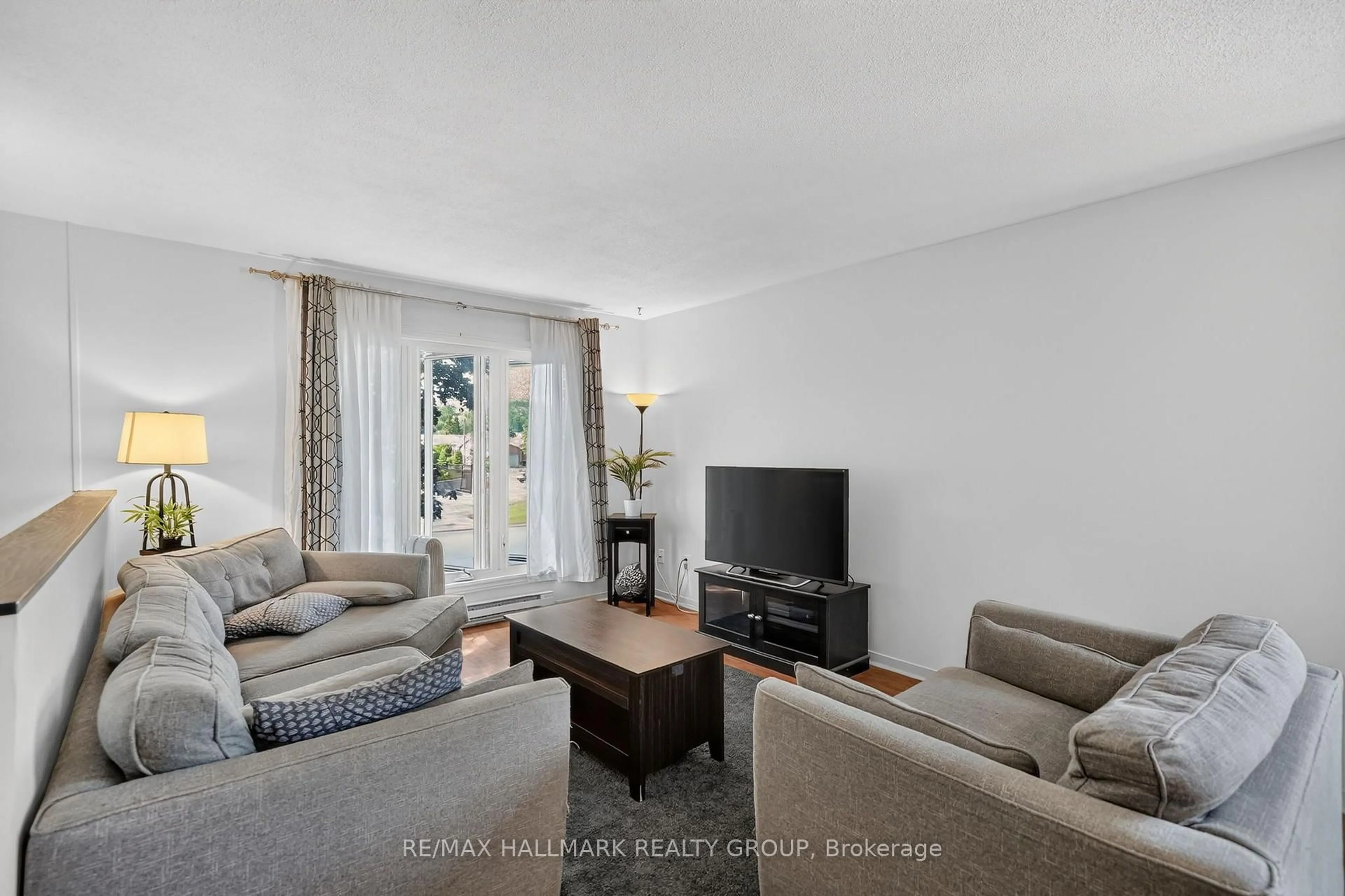 Living room with furniture, unknown for 430 Dalrymple Dr, Clarence-Rockland Ontario K4K 1G6