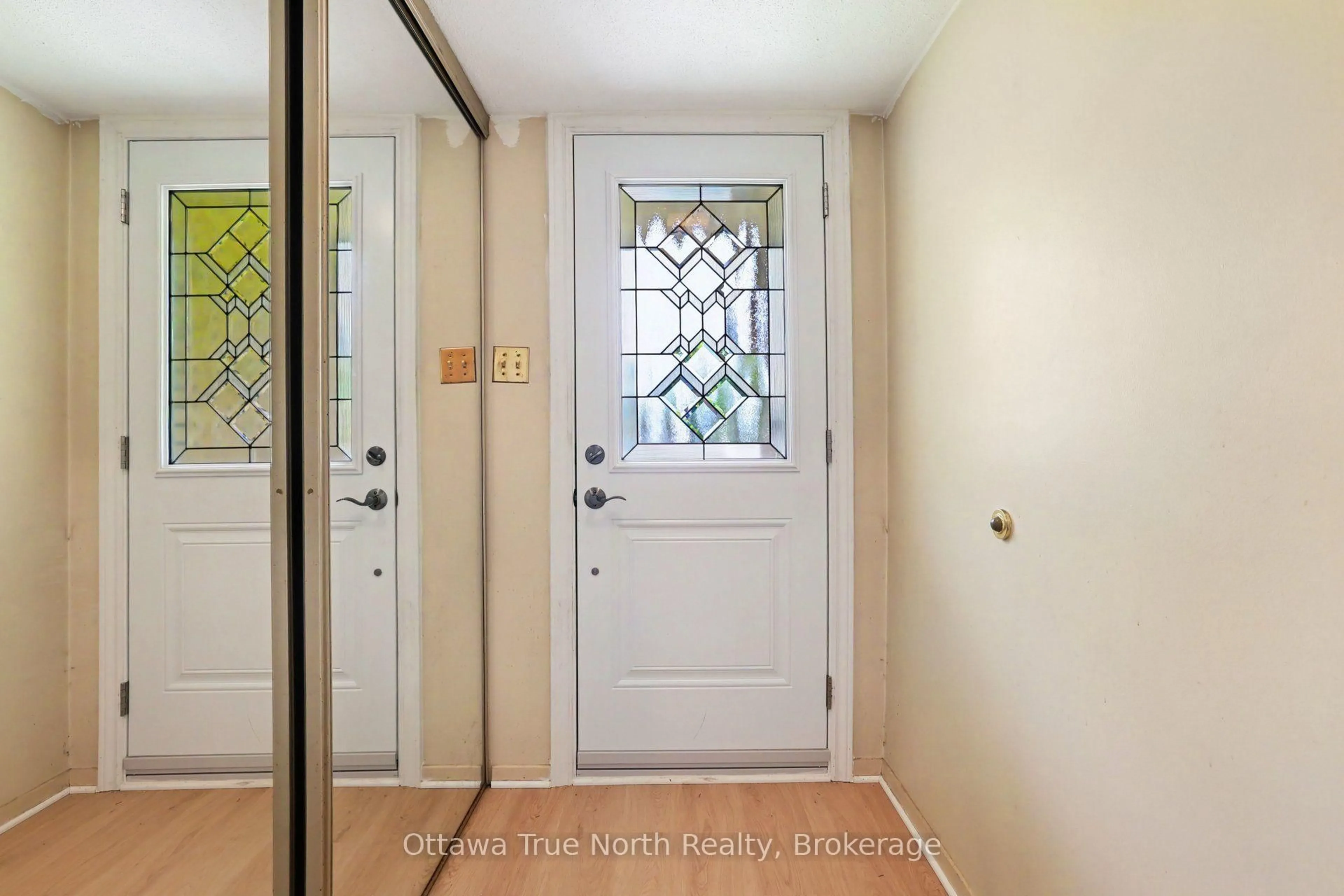 Indoor entryway for 41 Aldgate Cres, Ottawa Ontario K2J 2C8