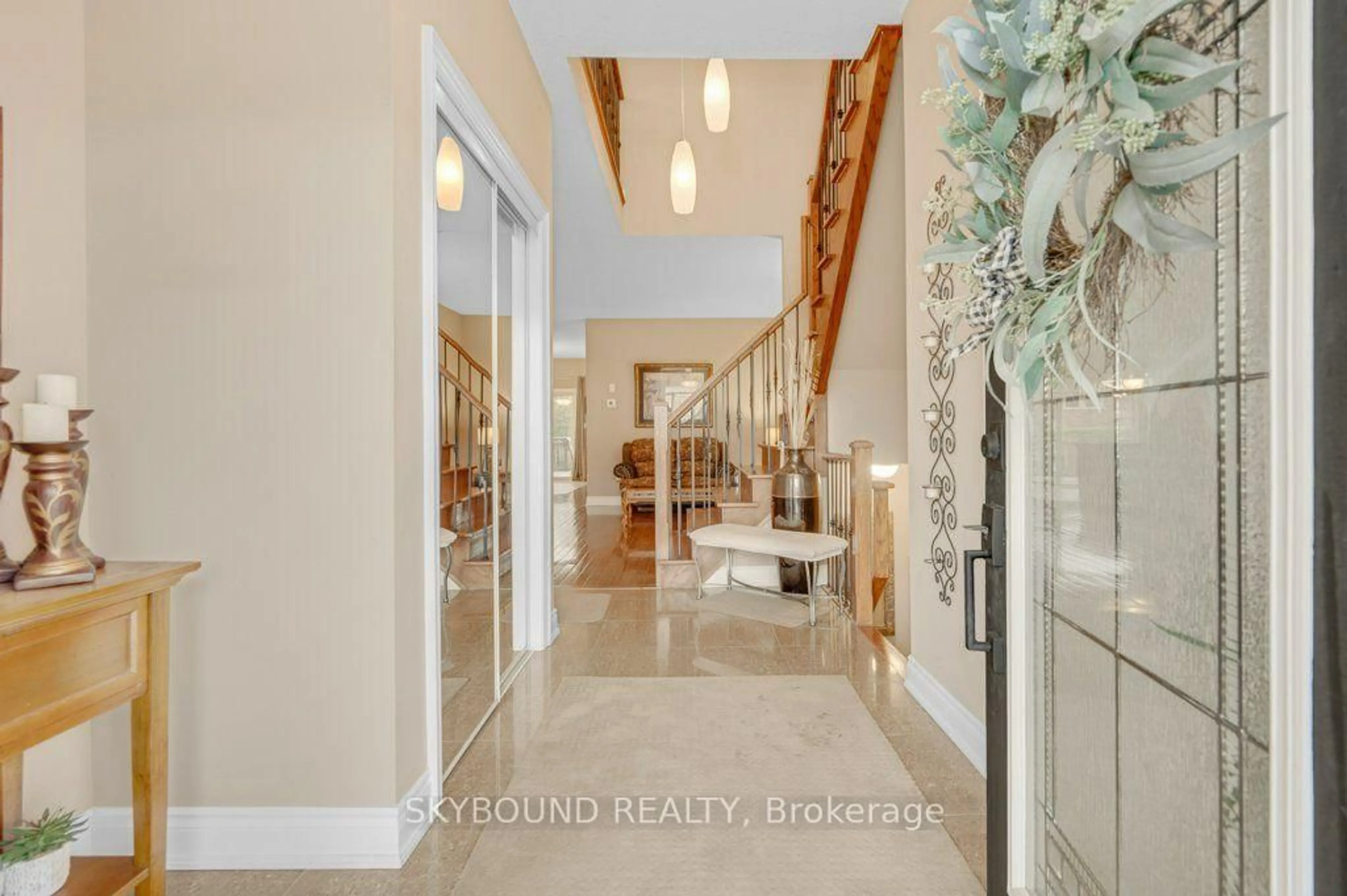 Indoor entryway for 365 Valridge Dr, Hamilton Ontario L9G 0B1