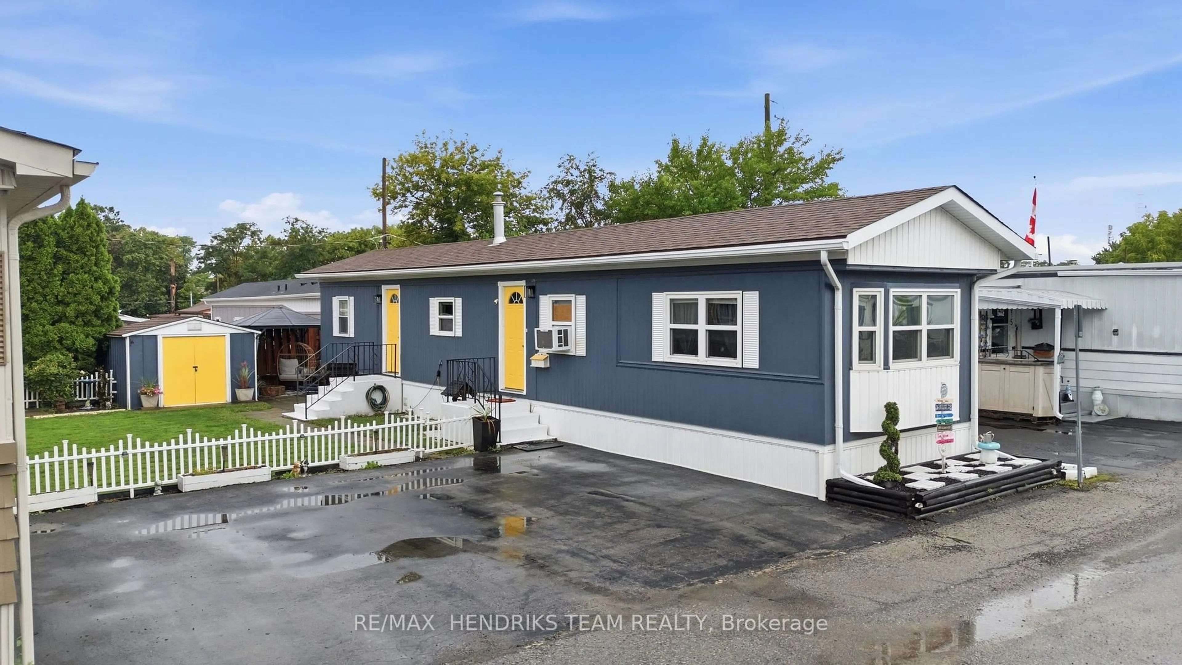 Home with vinyl exterior material, street for 241 St. Paul St #317, St. Catharines Ontario L2S 2E5