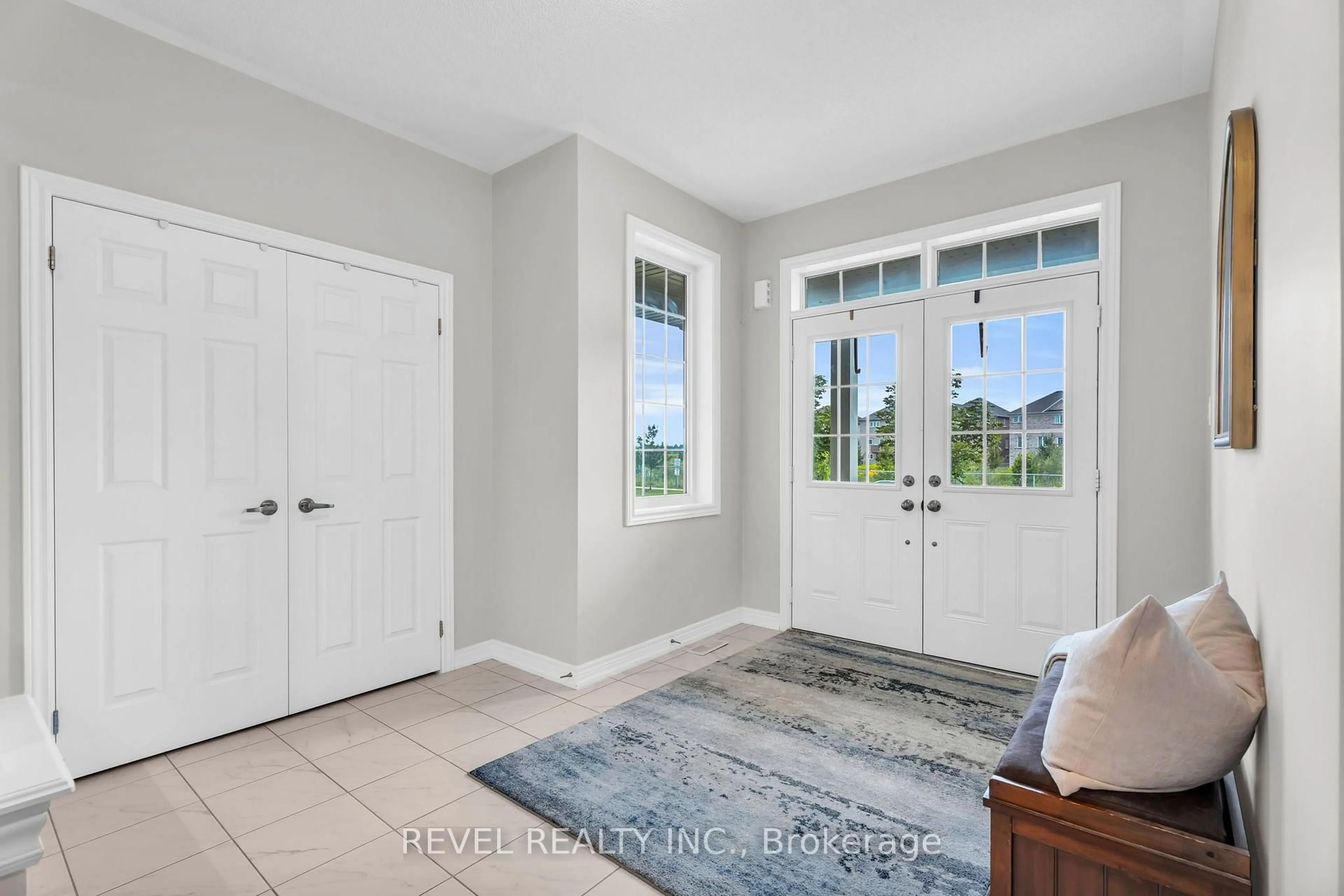 Indoor entryway for 677 Mcmullen St, Shelburne Ontario L9V 3X5