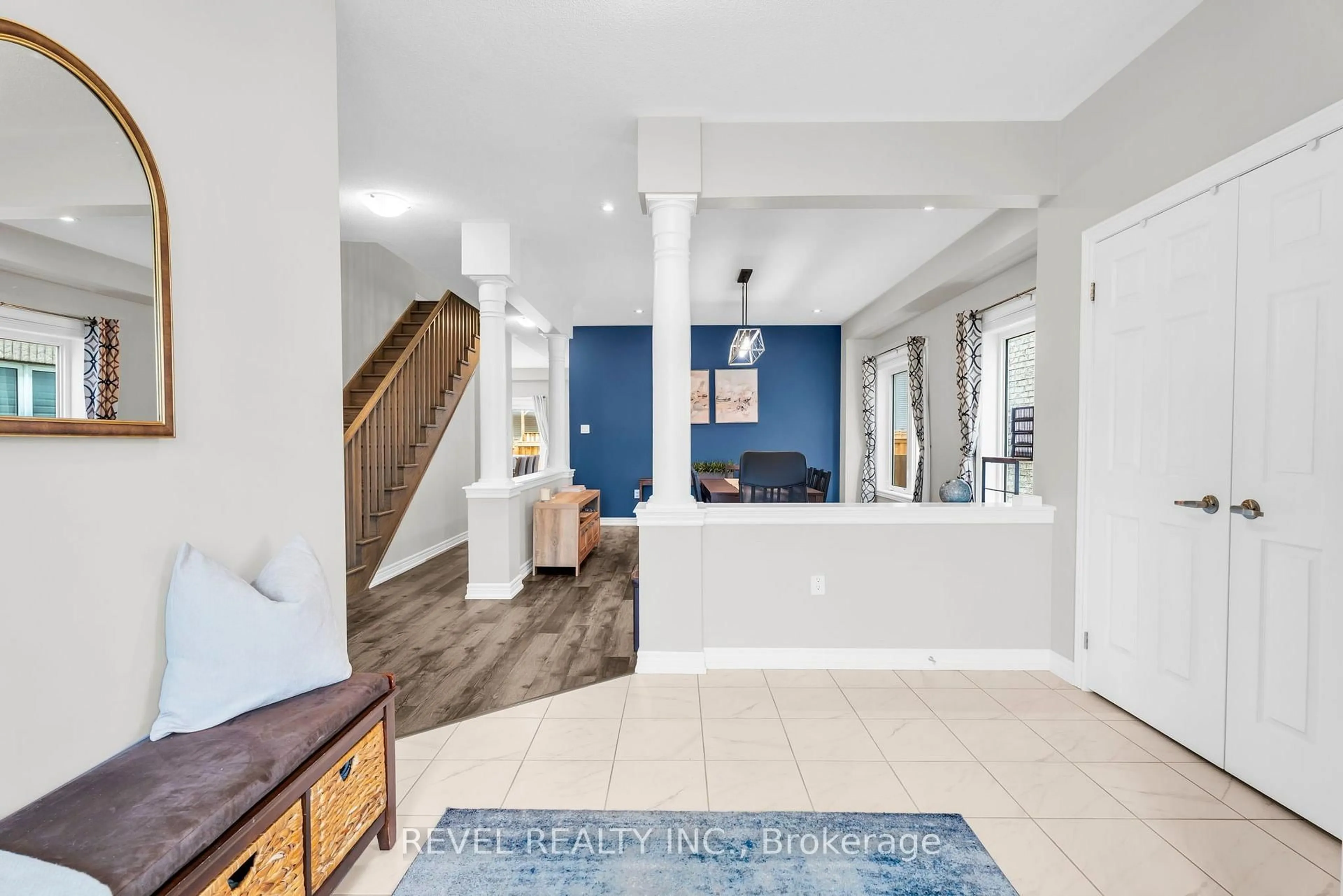 Indoor entryway for 677 Mcmullen St, Shelburne Ontario L9V 3X5