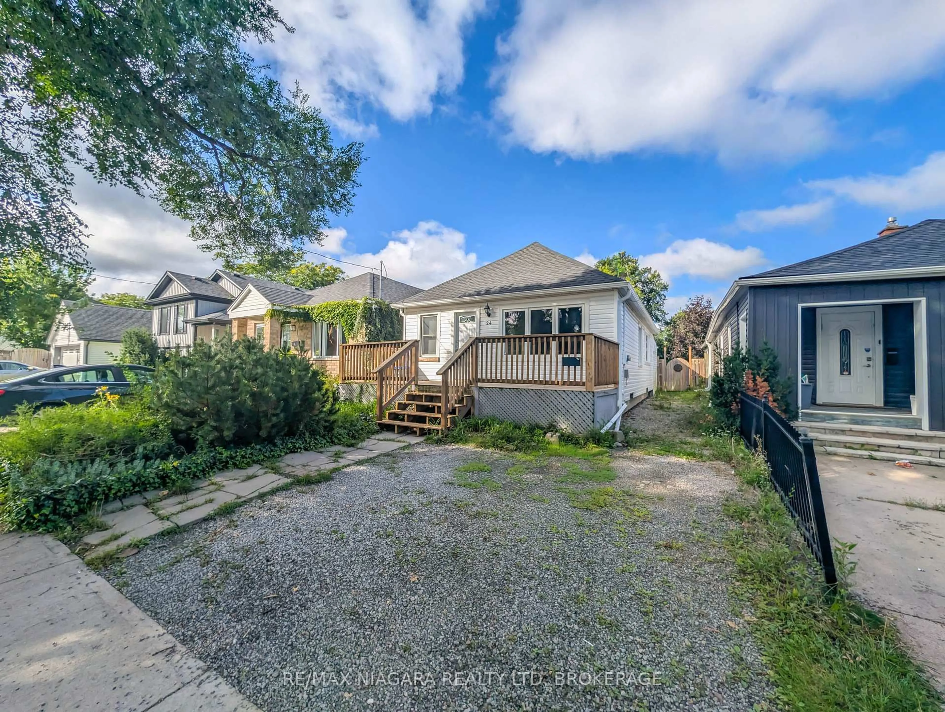 A pic from outside/outdoor area/front of a property/back of a property/a pic from drone, street for 24 Churchill St, St. Catharines Ontario L2S 2P2