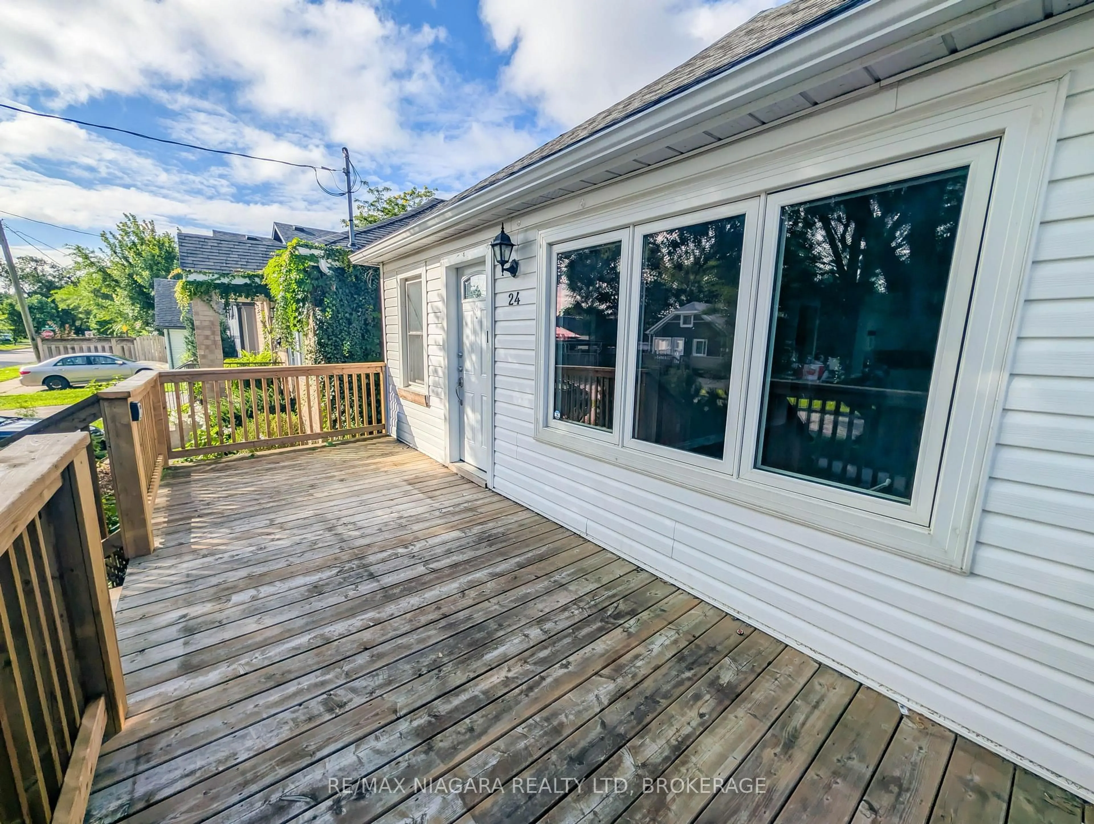 Home with vinyl exterior material, water/lake/river/ocean view for 24 Churchill St, St. Catharines Ontario L2S 2P2
