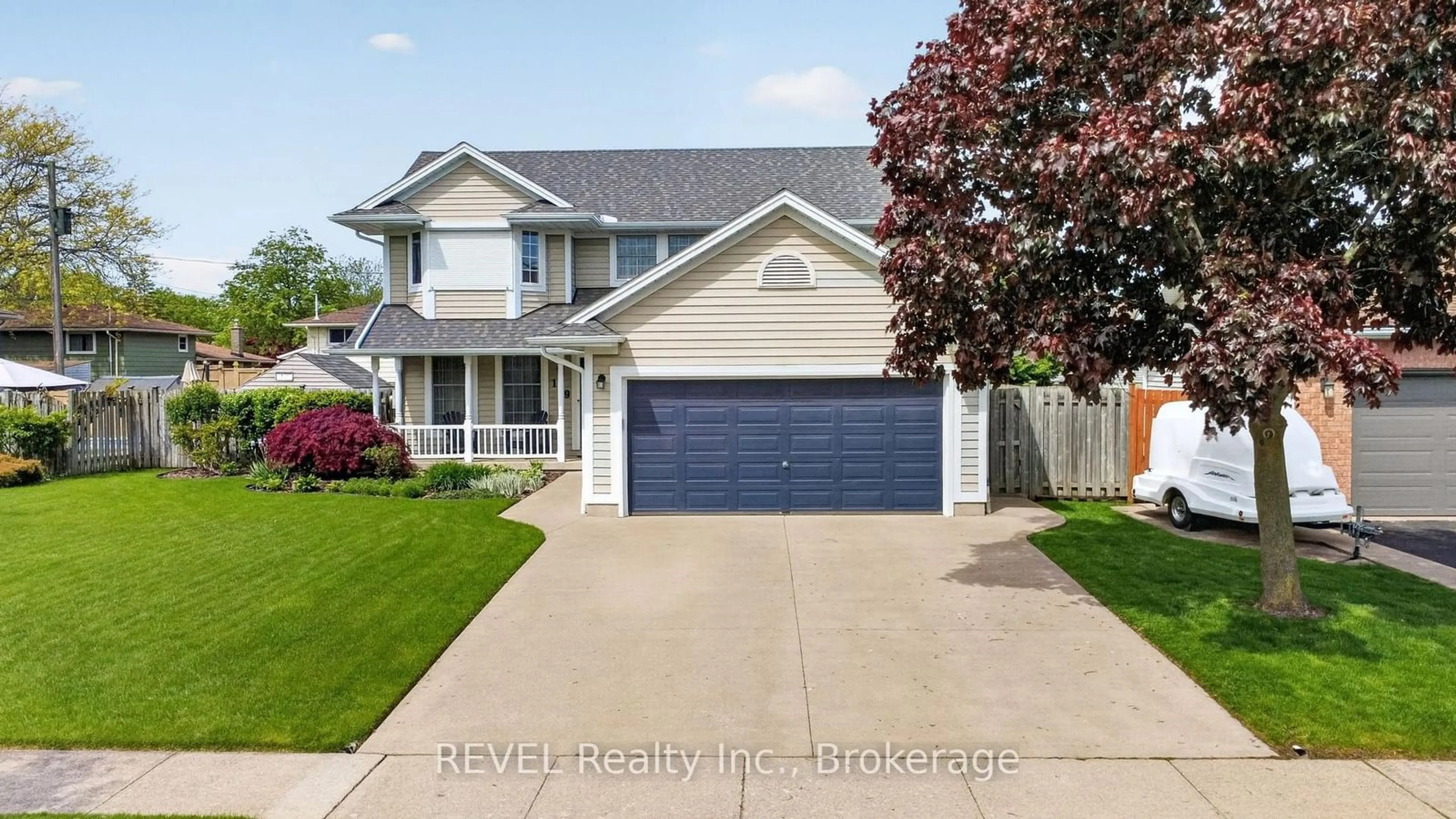 Home with vinyl exterior material, street for 149 Green Pointe Dr, Welland Ontario L3C 6Y7