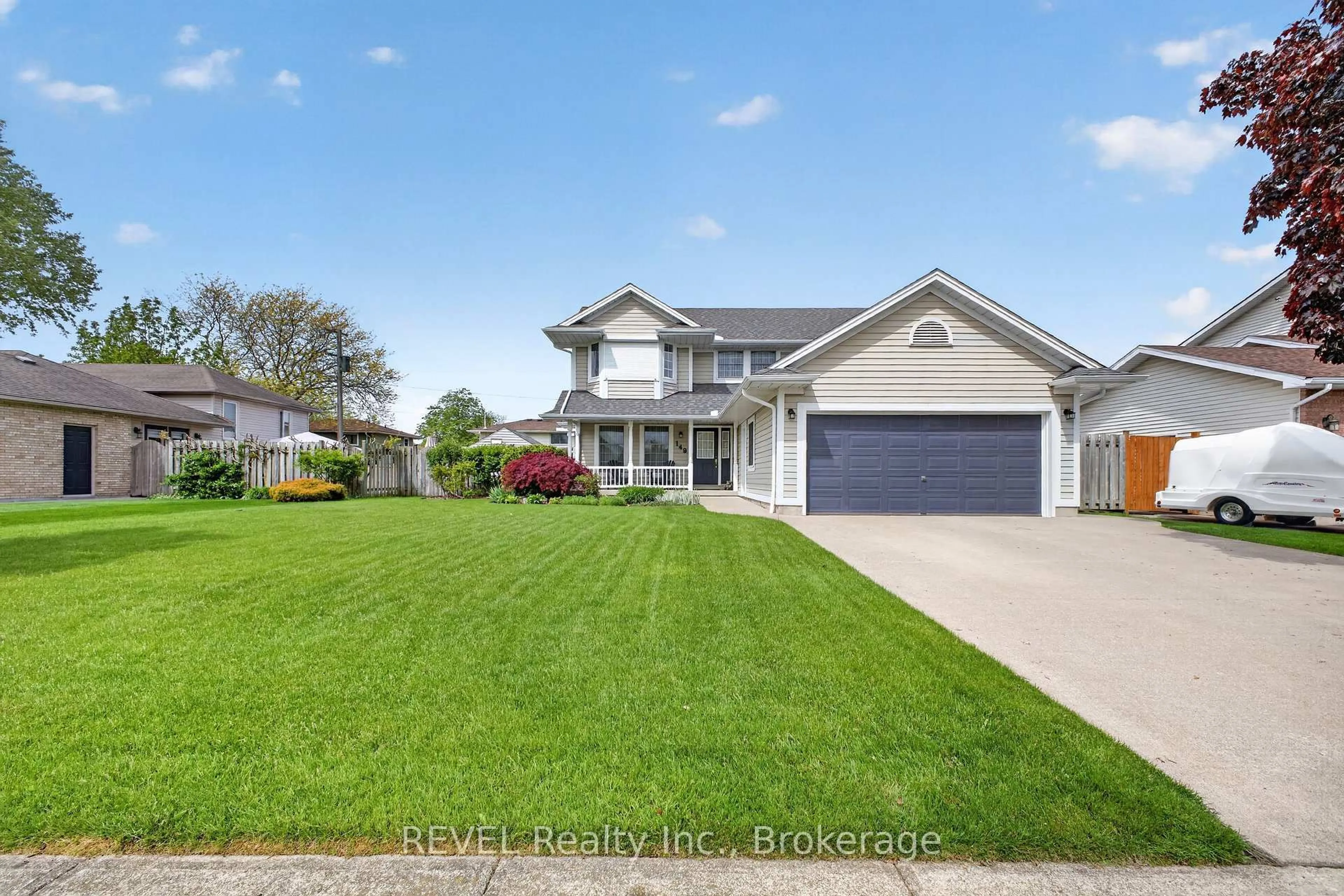 A pic from outside/outdoor area/front of a property/back of a property/a pic from drone, street for 149 Green Pointe Dr, Welland Ontario L3C 6Y7