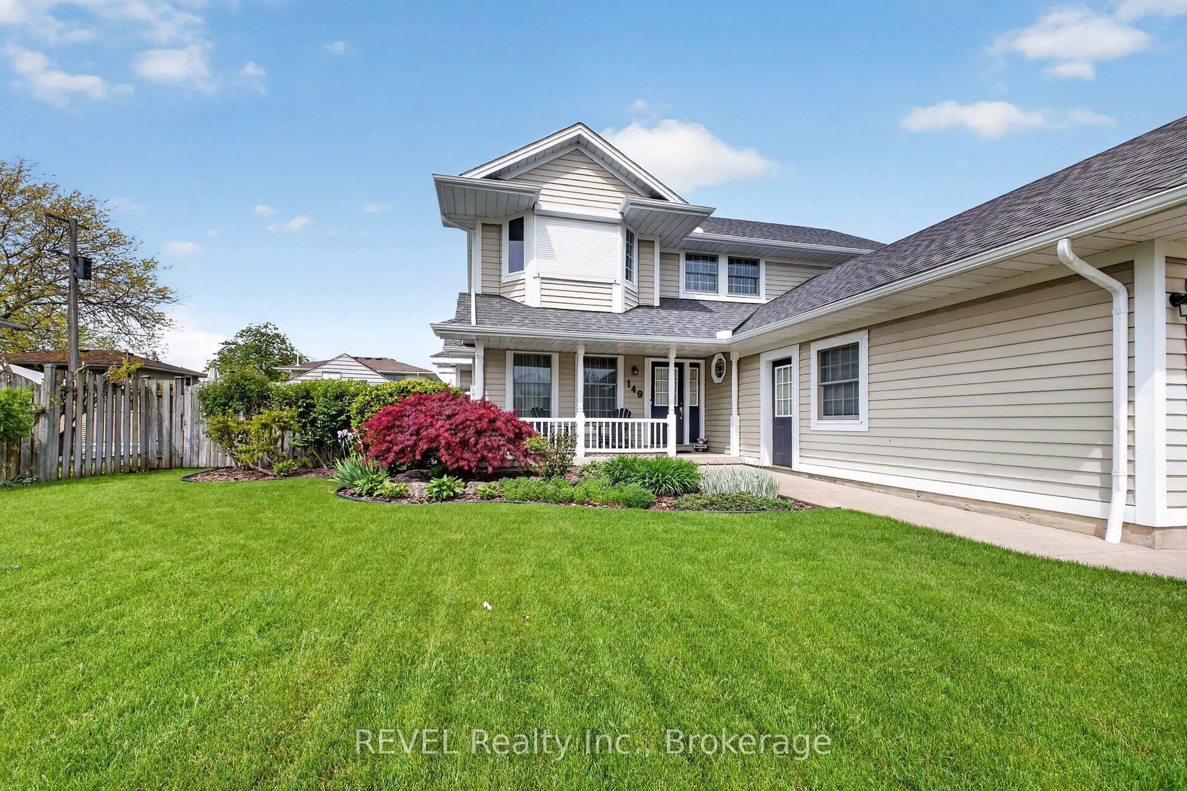A pic from outside/outdoor area/front of a property/back of a property/a pic from drone, water/lake/river/ocean view for 149 Green Pointe Dr, Welland Ontario L3C 6Y7