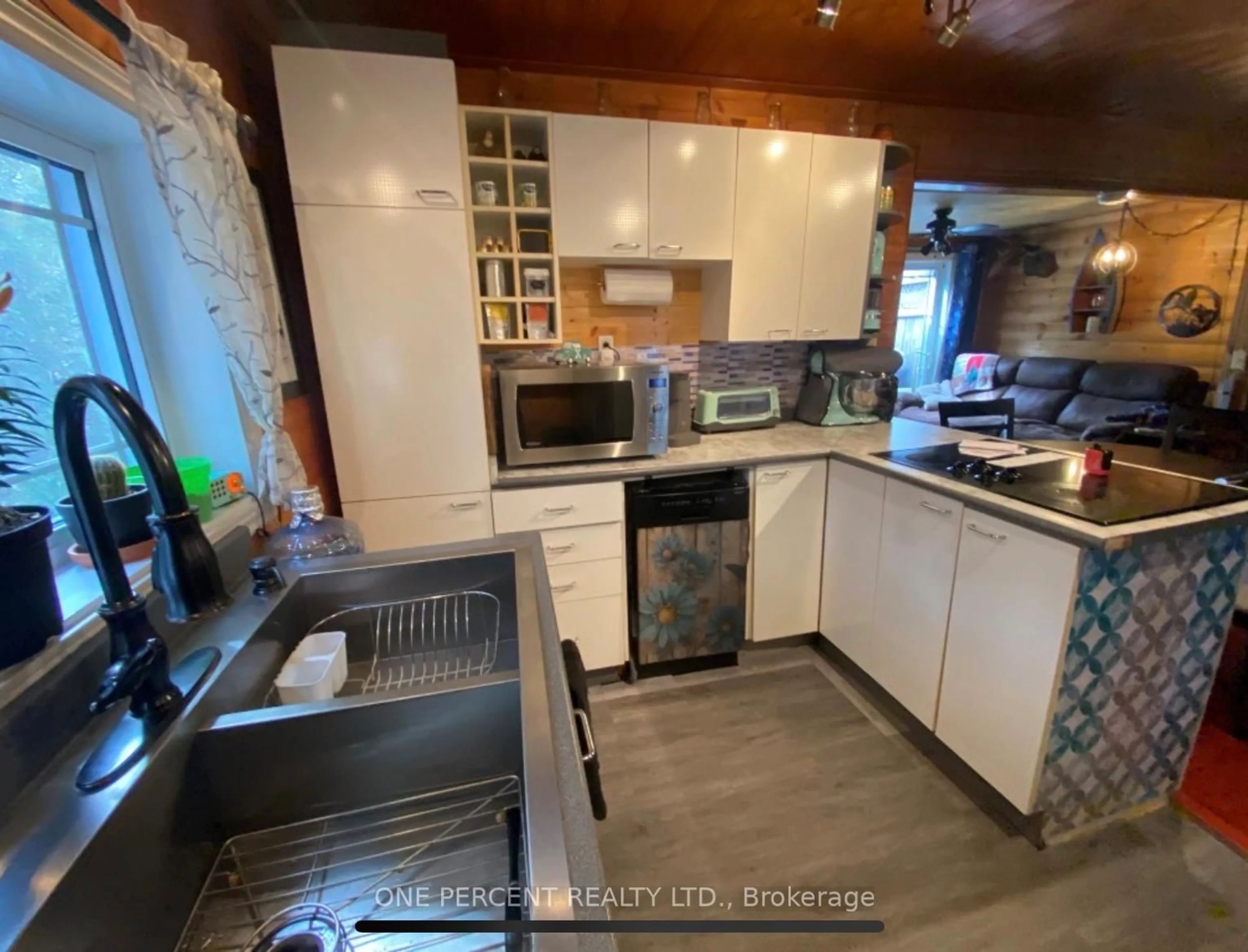 Standard kitchen, wood/laminate floor for 19024 County Road 2 Rd, South Glengarry Ontario K6H 5R5