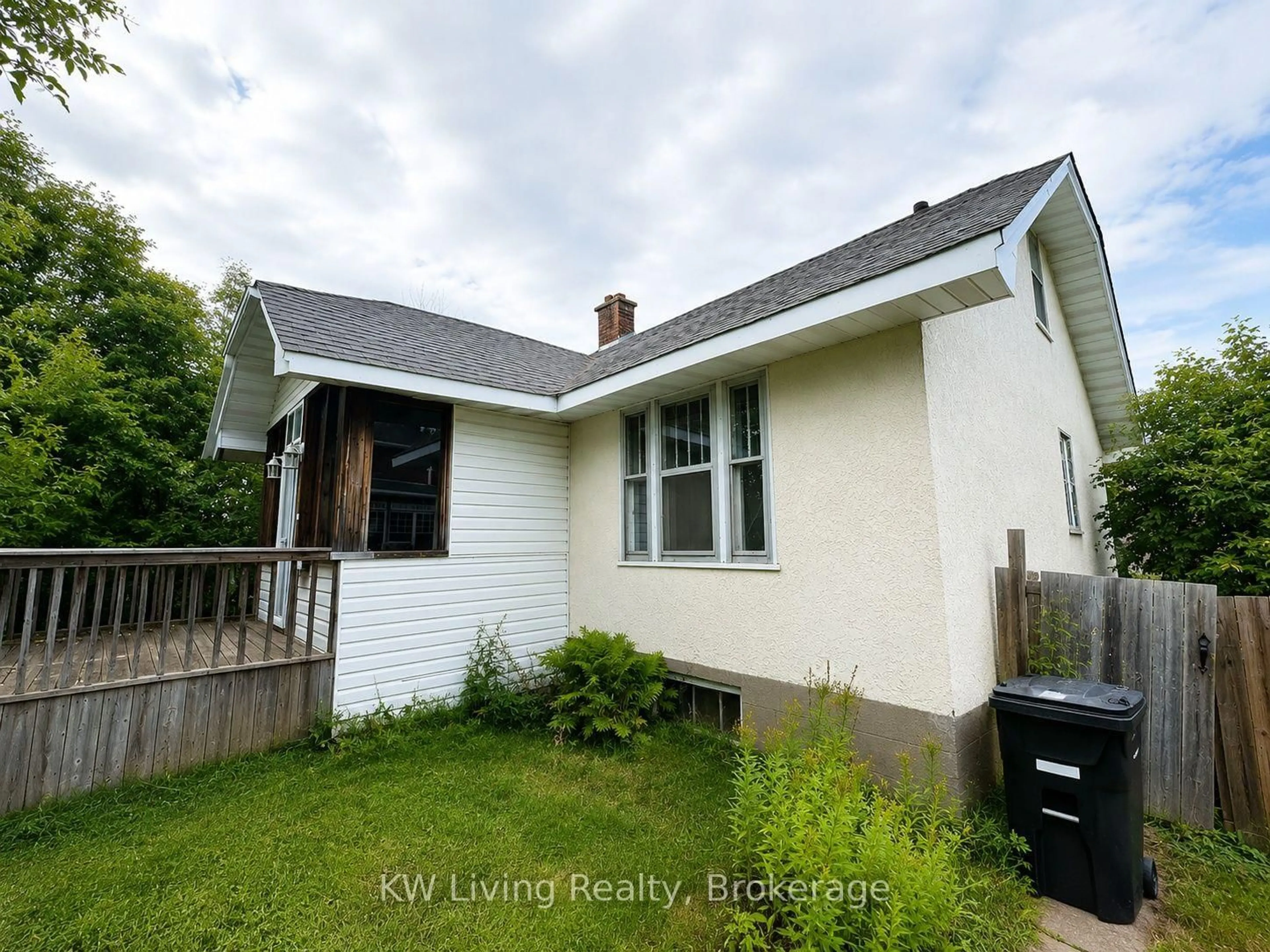 A pic from outside/outdoor area/front of a property/back of a property/a pic from drone, building for 279 Amelia St, Thunder Bay Ontario P7E 4A3