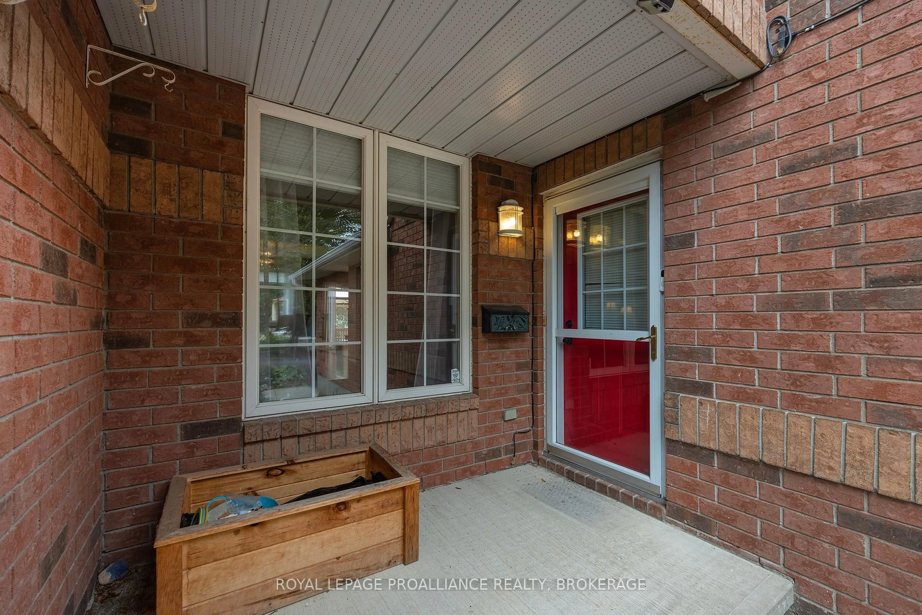 Indoor entryway for 562 Quail Crt, Kingston Ontario K7M 8Z3