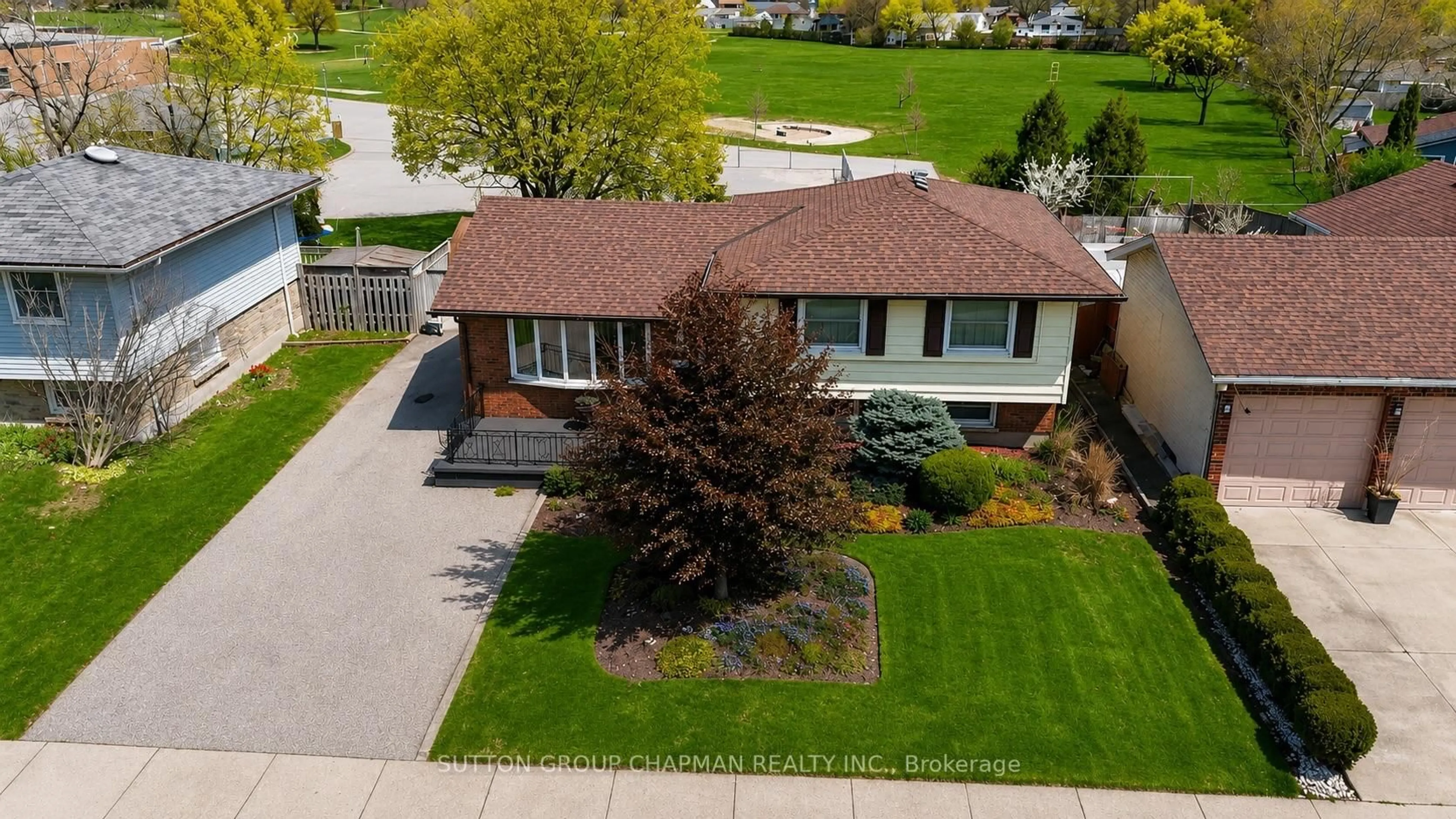 A pic from outside/outdoor area/front of a property/back of a property/a pic from drone, street for 965 Osgoode Dr, London South Ontario N6E 1C9