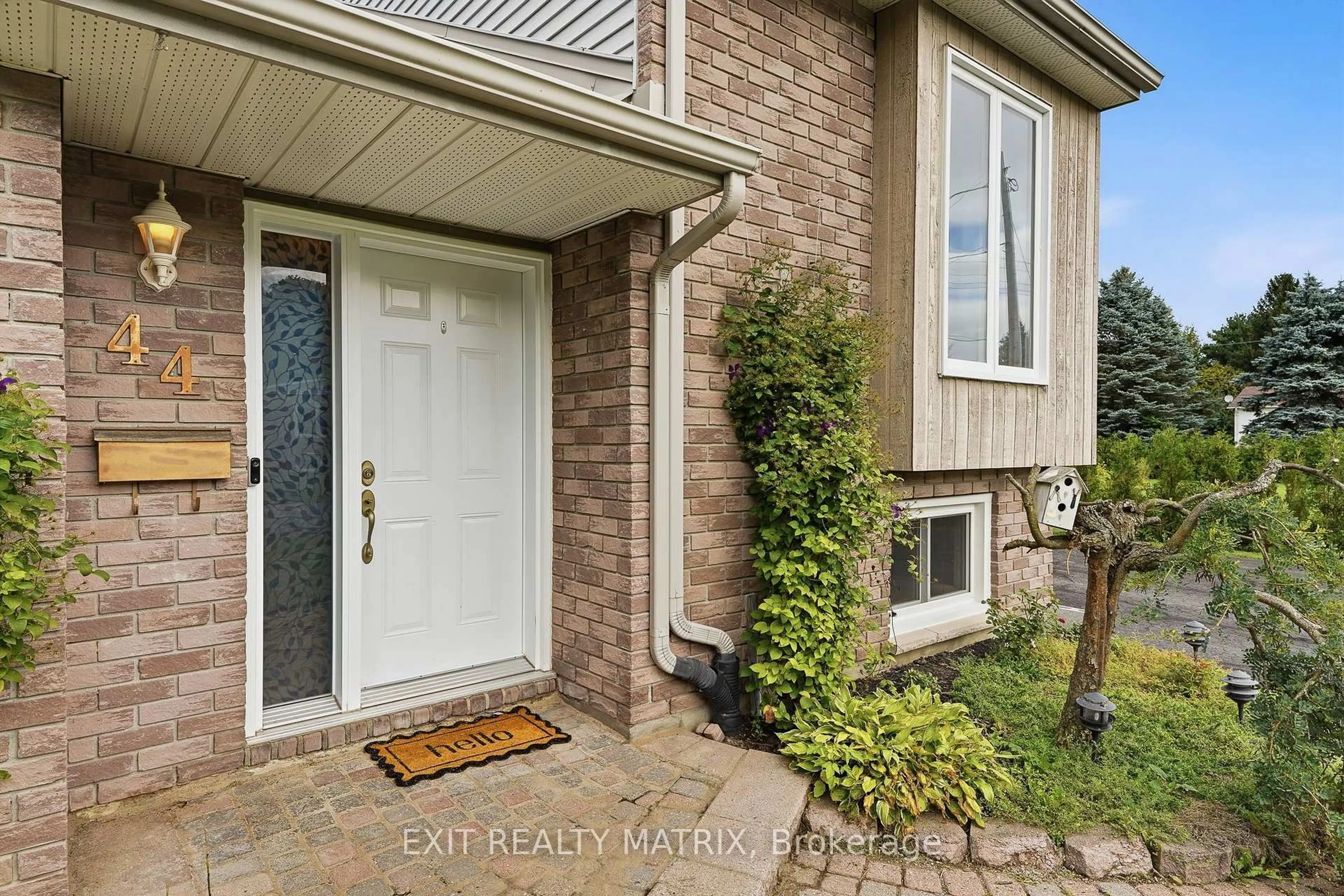 Indoor entryway for 44 Ste Therese Blvd, Russell Ontario K0A 1W0