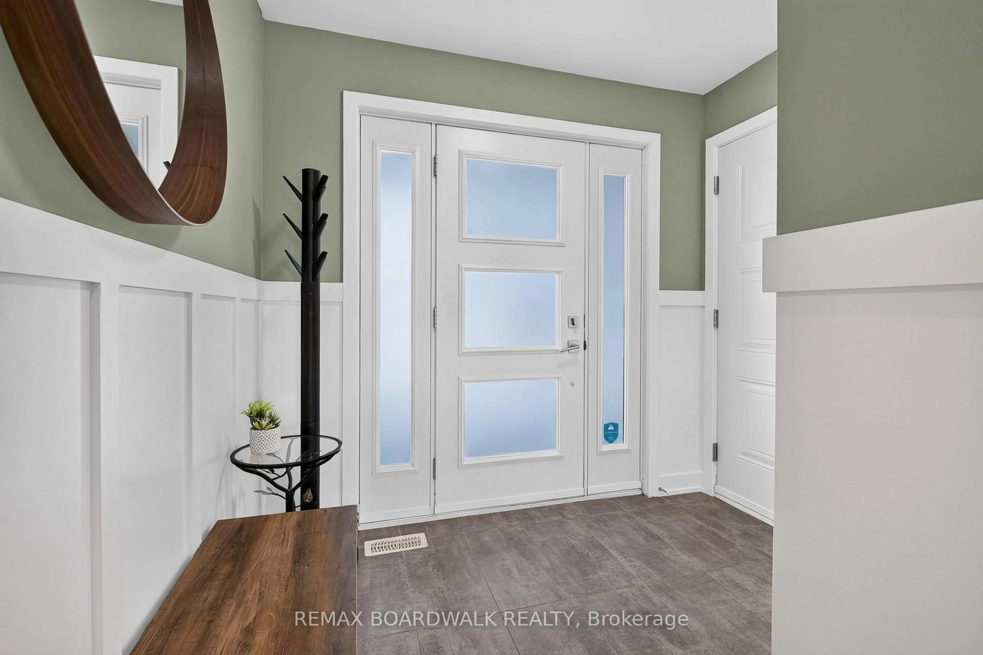 Indoor entryway for 112 Argile St, Casselman Ontario K0A 1M0