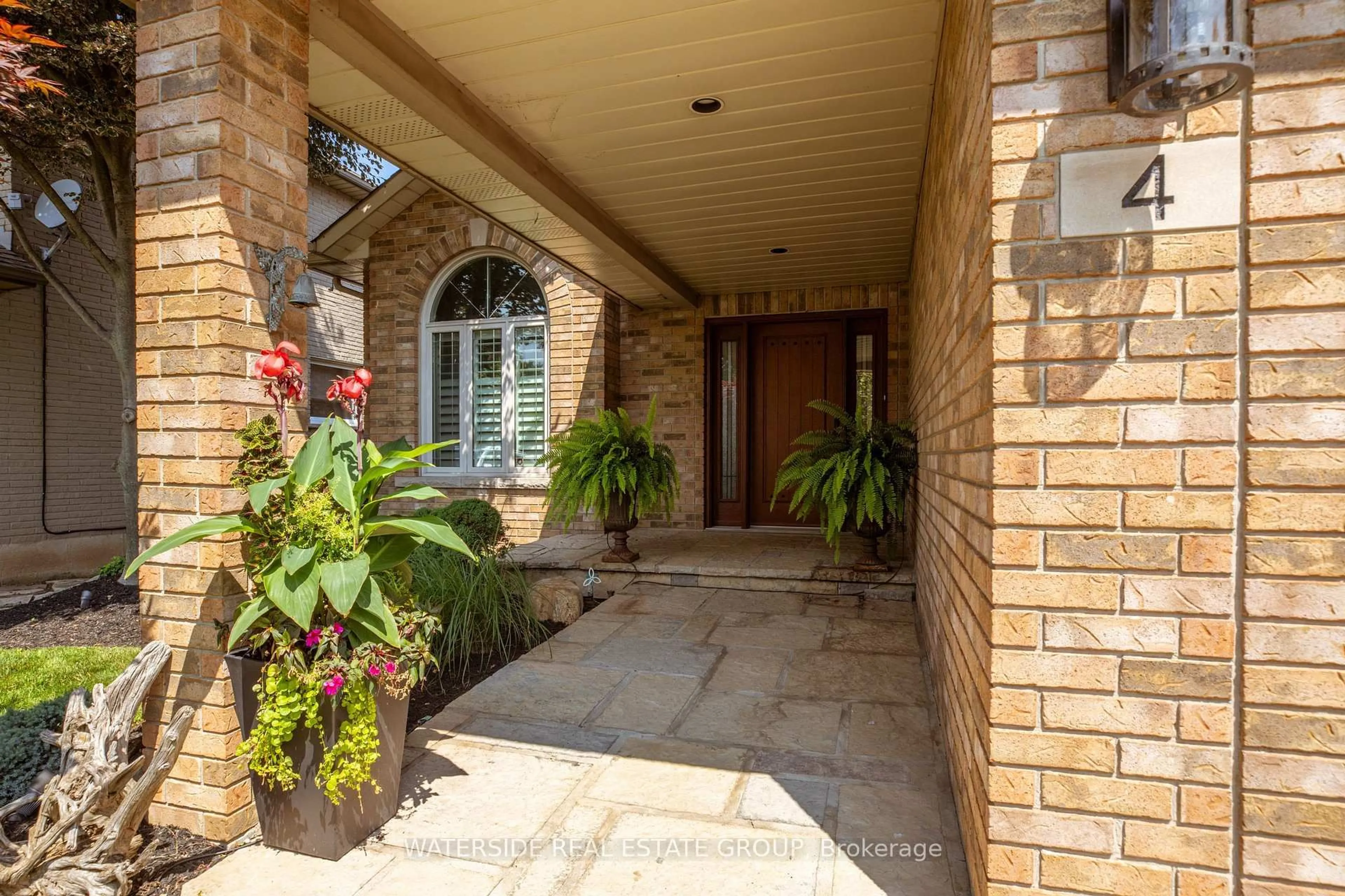Indoor entryway for 4 Lido Dr, Hamilton Ontario L8E 5E5