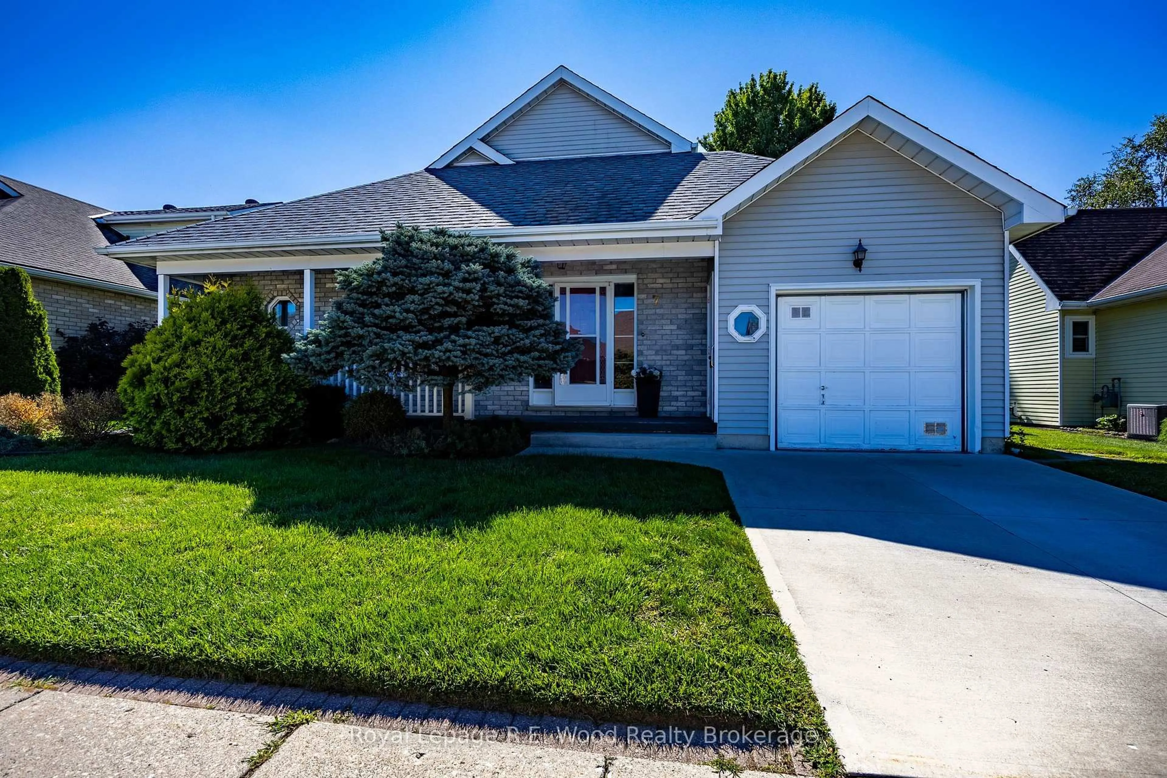 Home with vinyl exterior material, street for 7 Seres Dr, Tillsonburg Ontario N4G 5E6