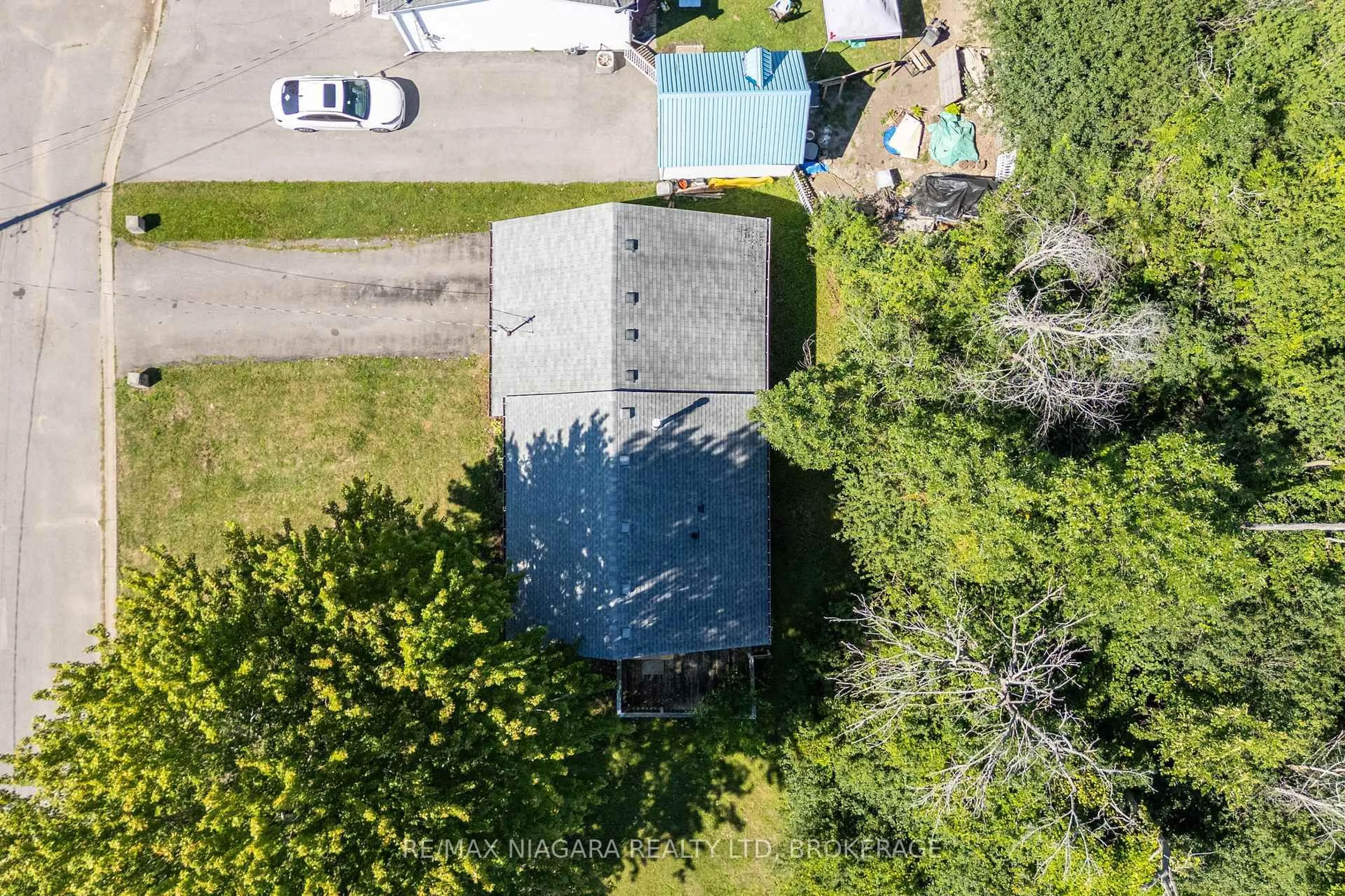 A pic from outside/outdoor area/front of a property/back of a property/a pic from drone, unknown for 30 A Ave, Fort Erie Ontario L2A 1C9