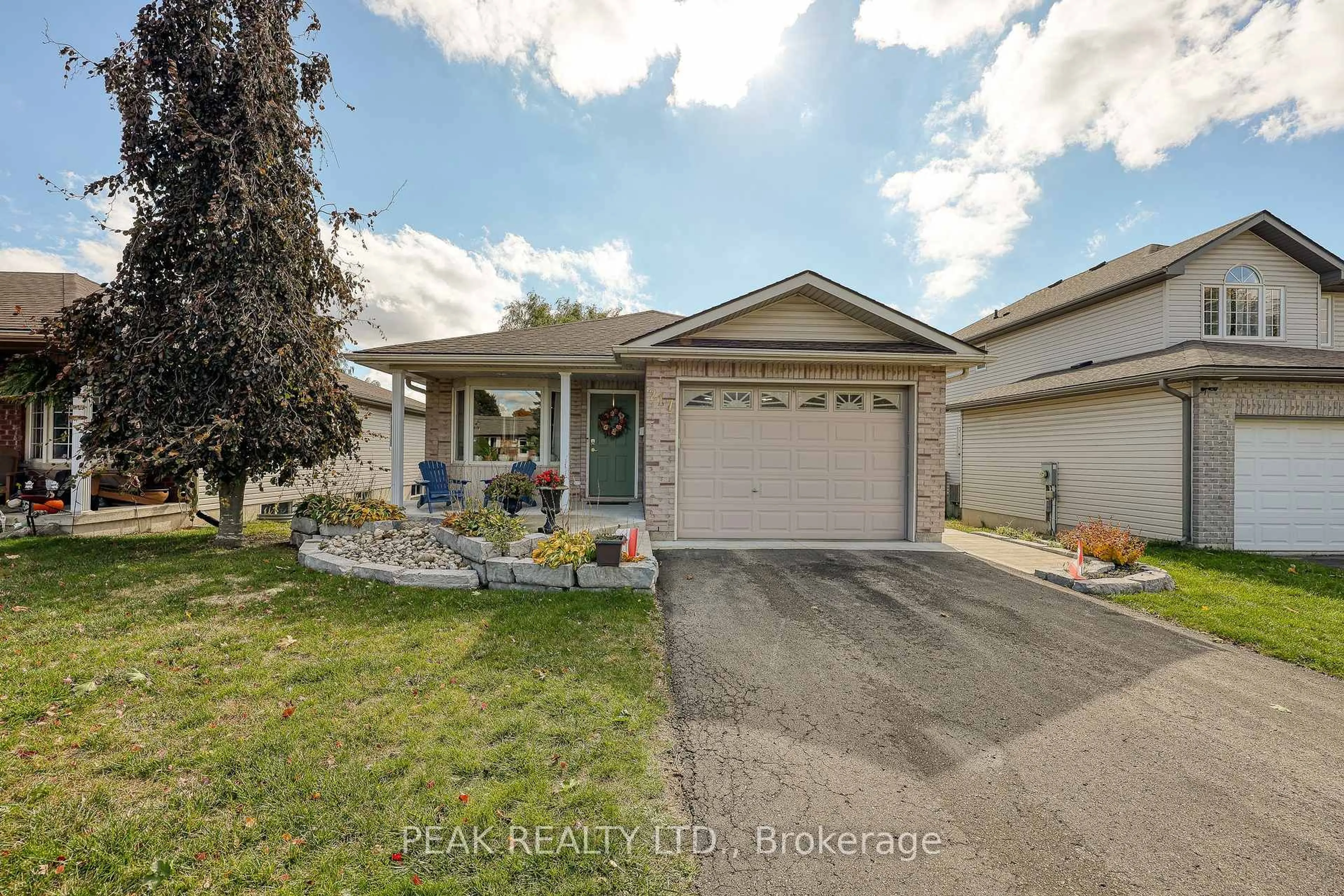 A pic from outside/outdoor area/front of a property/back of a property/a pic from drone, street for 217 North St, Tillsonburg Ontario N4G 1B8