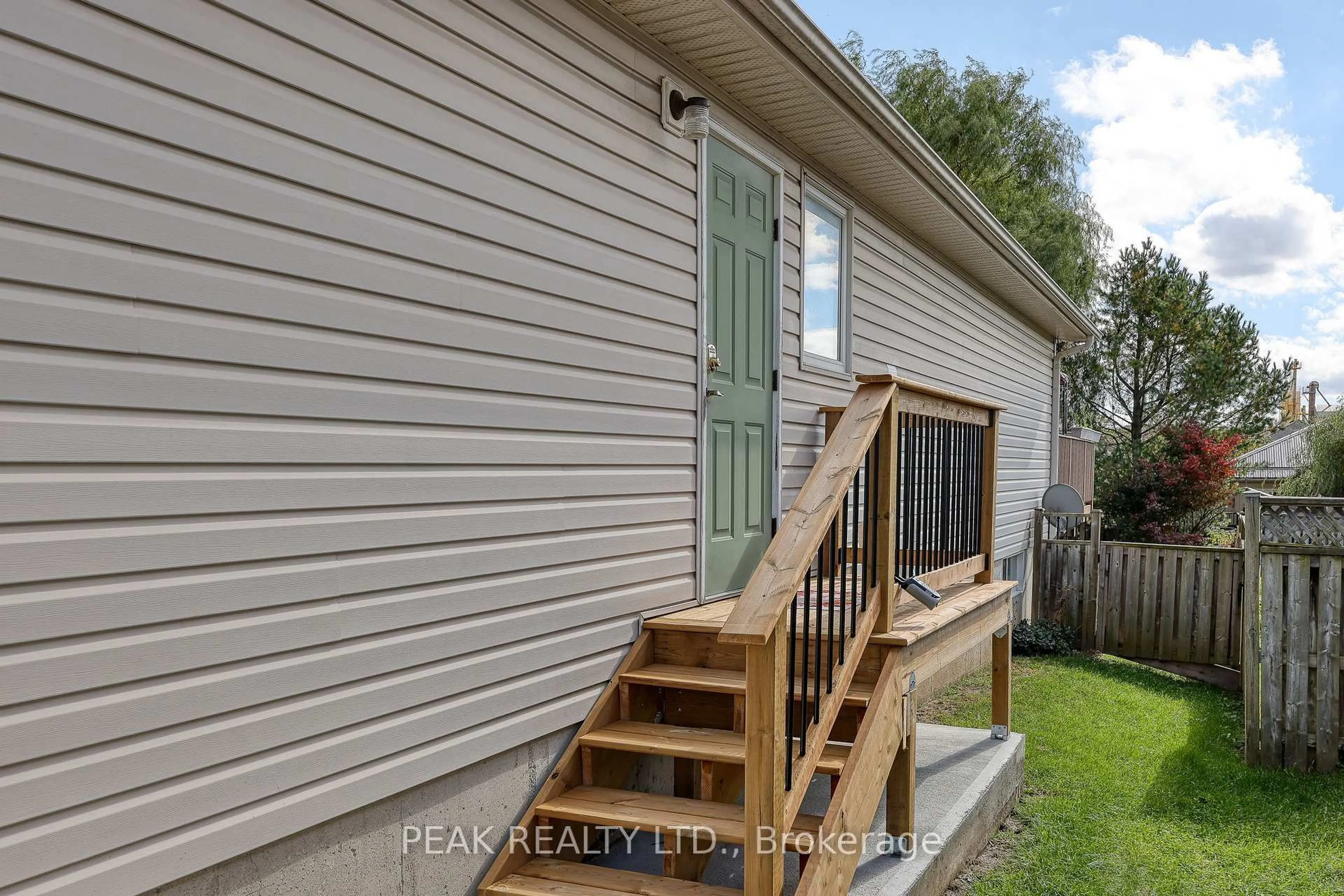 Home with vinyl exterior material, water/lake/river/ocean view for 217 North St, Tillsonburg Ontario N4G 1B8