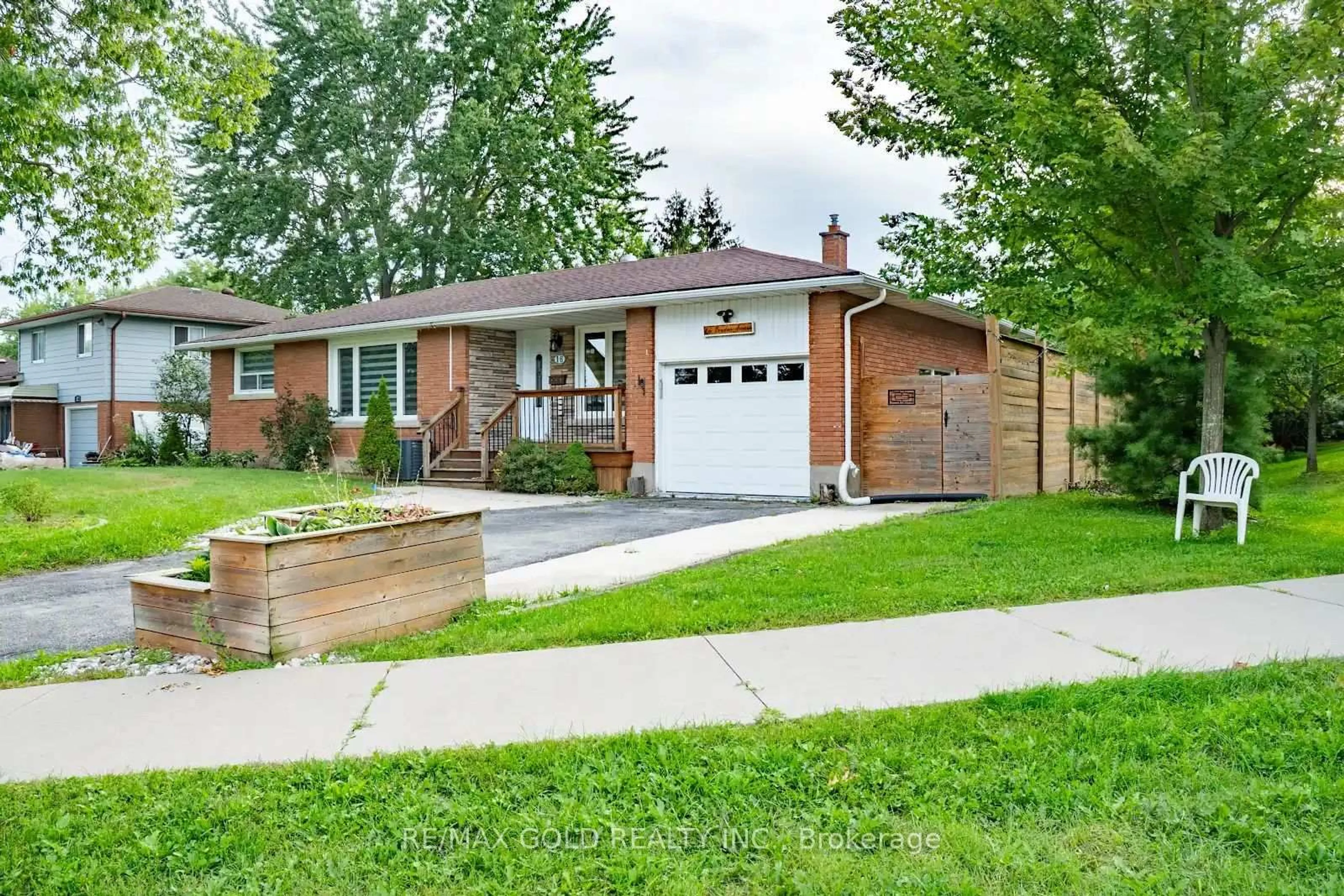 Home with brick exterior material, street for 16 Braden Ave, Welland Ontario L3C 2R7