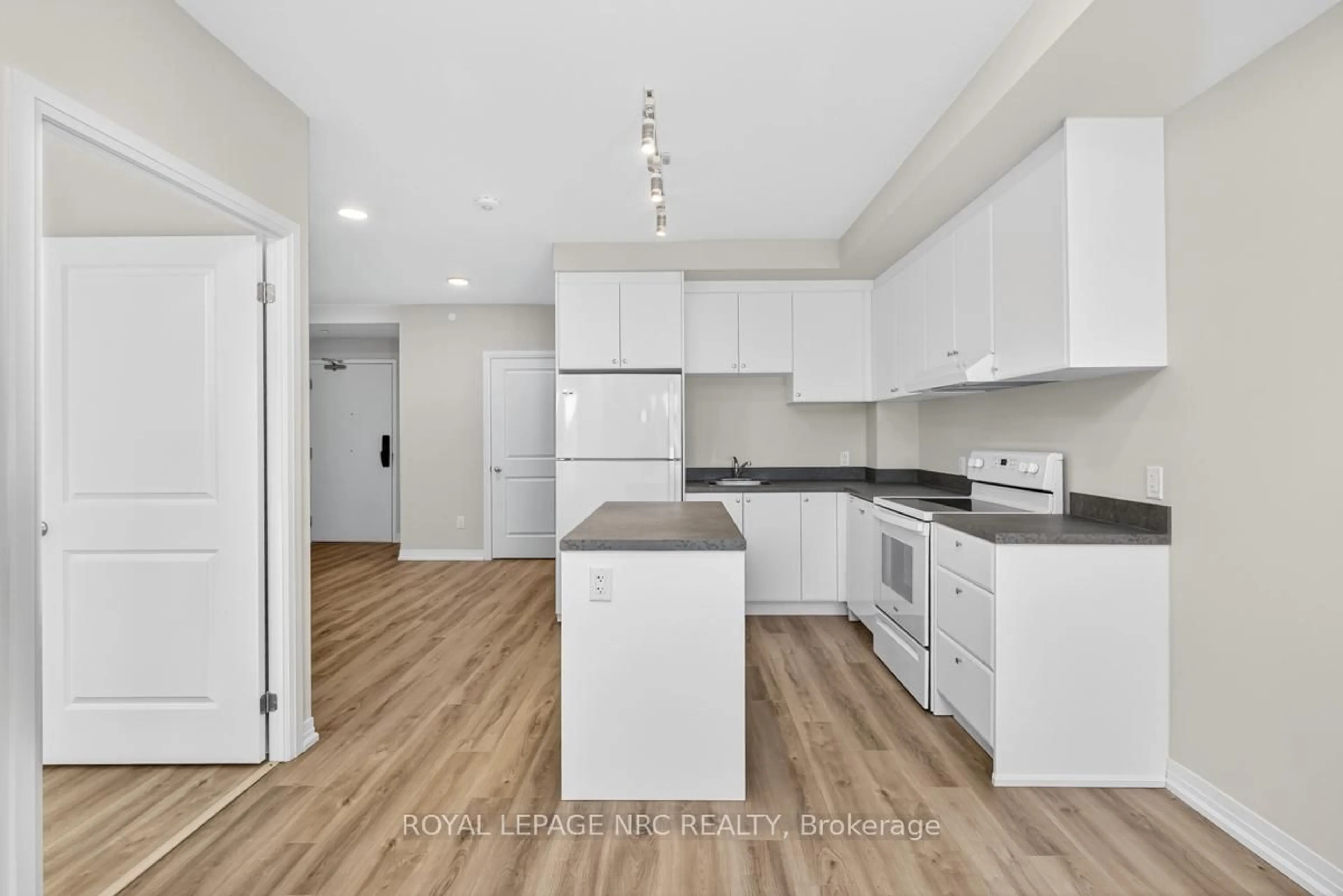 Standard kitchen, wood/laminate floor for 50 HERRICK Ave #121, St. Catharines Ontario L2P 2T9