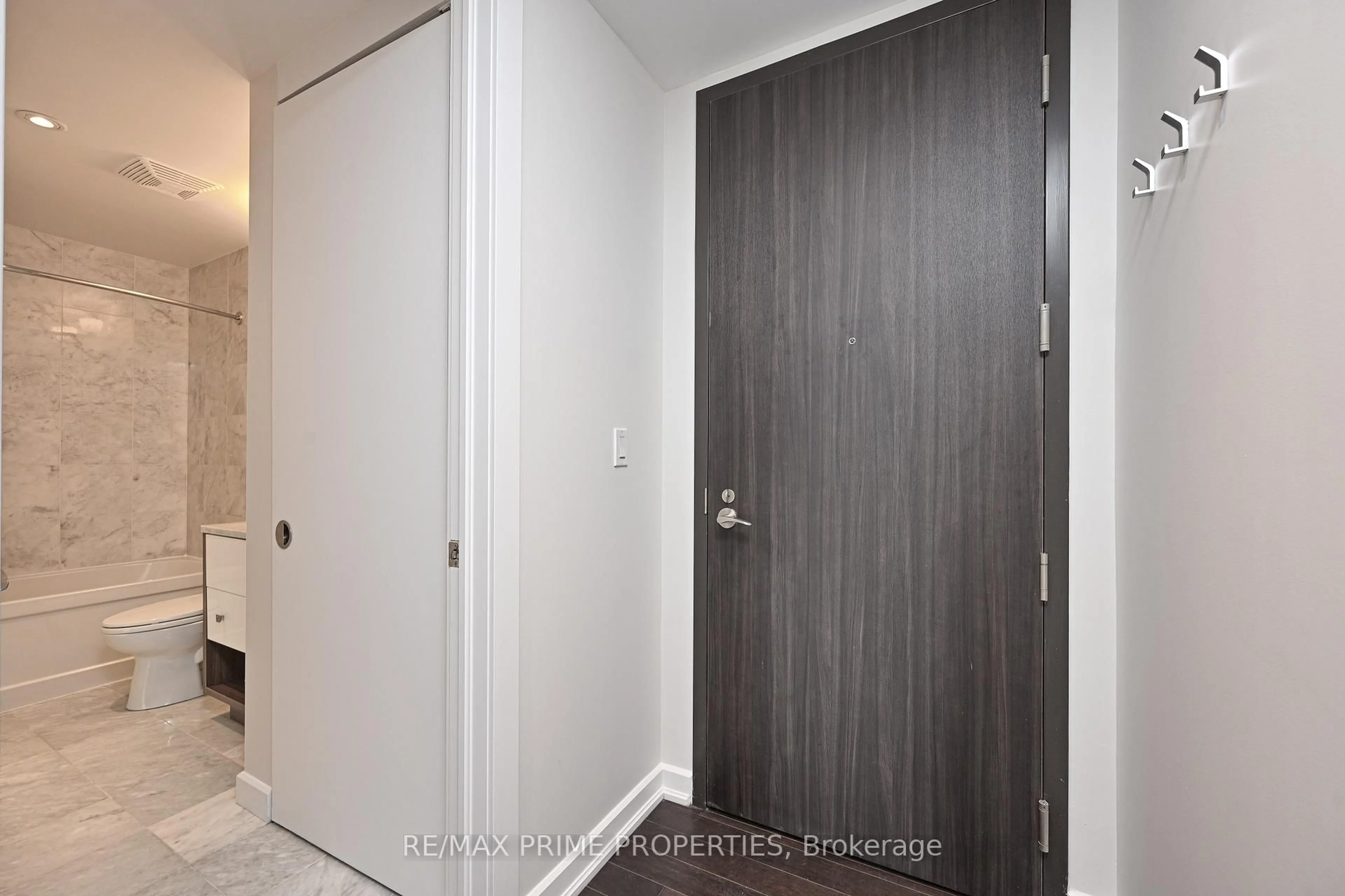 Indoor entryway for 300 Lisgar St #506, Ottawa Ontario K2P 0E2