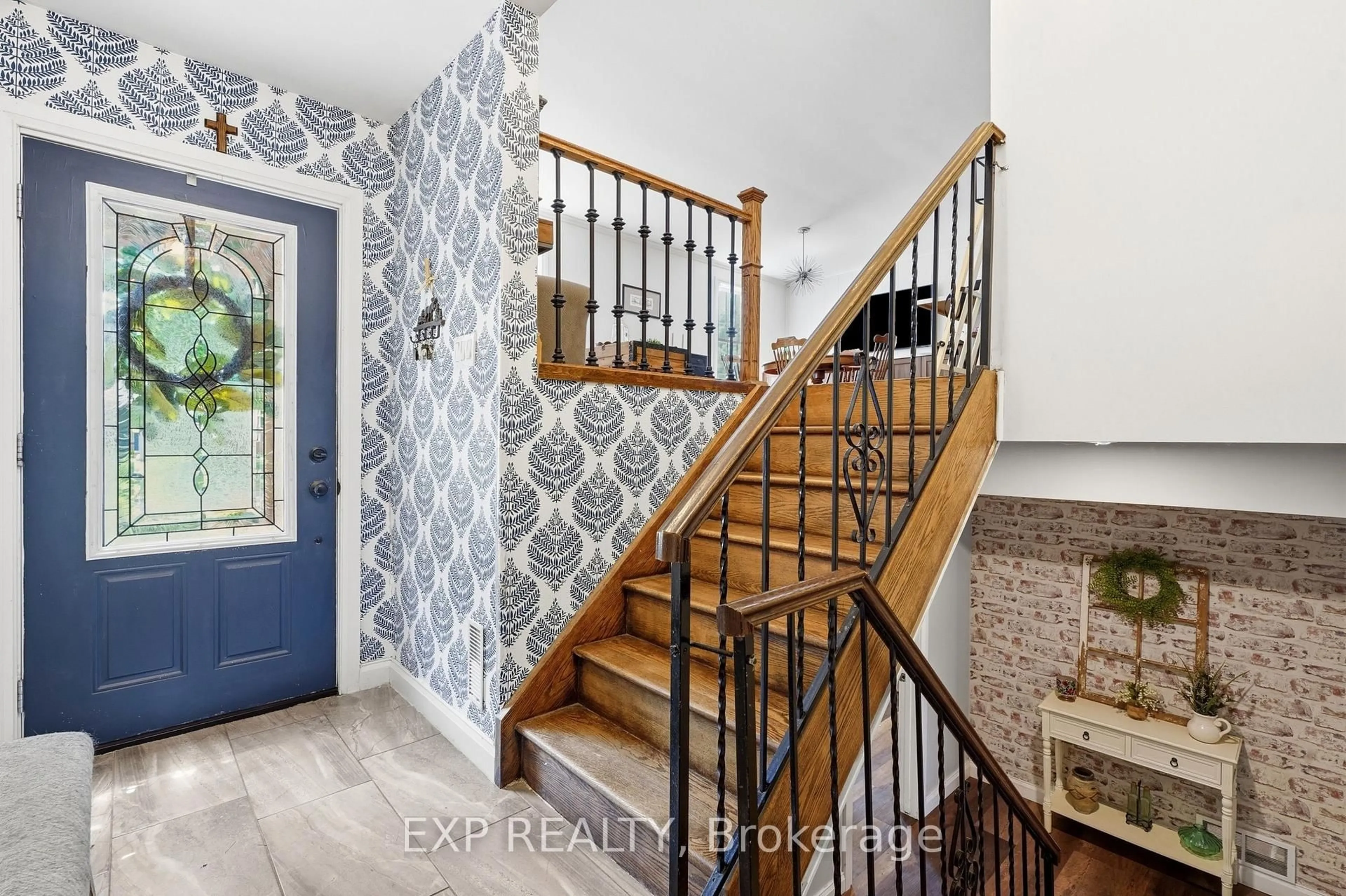 Indoor entryway for 72 Crestlynn Cres, Norfolk Ontario N3Y 4X3